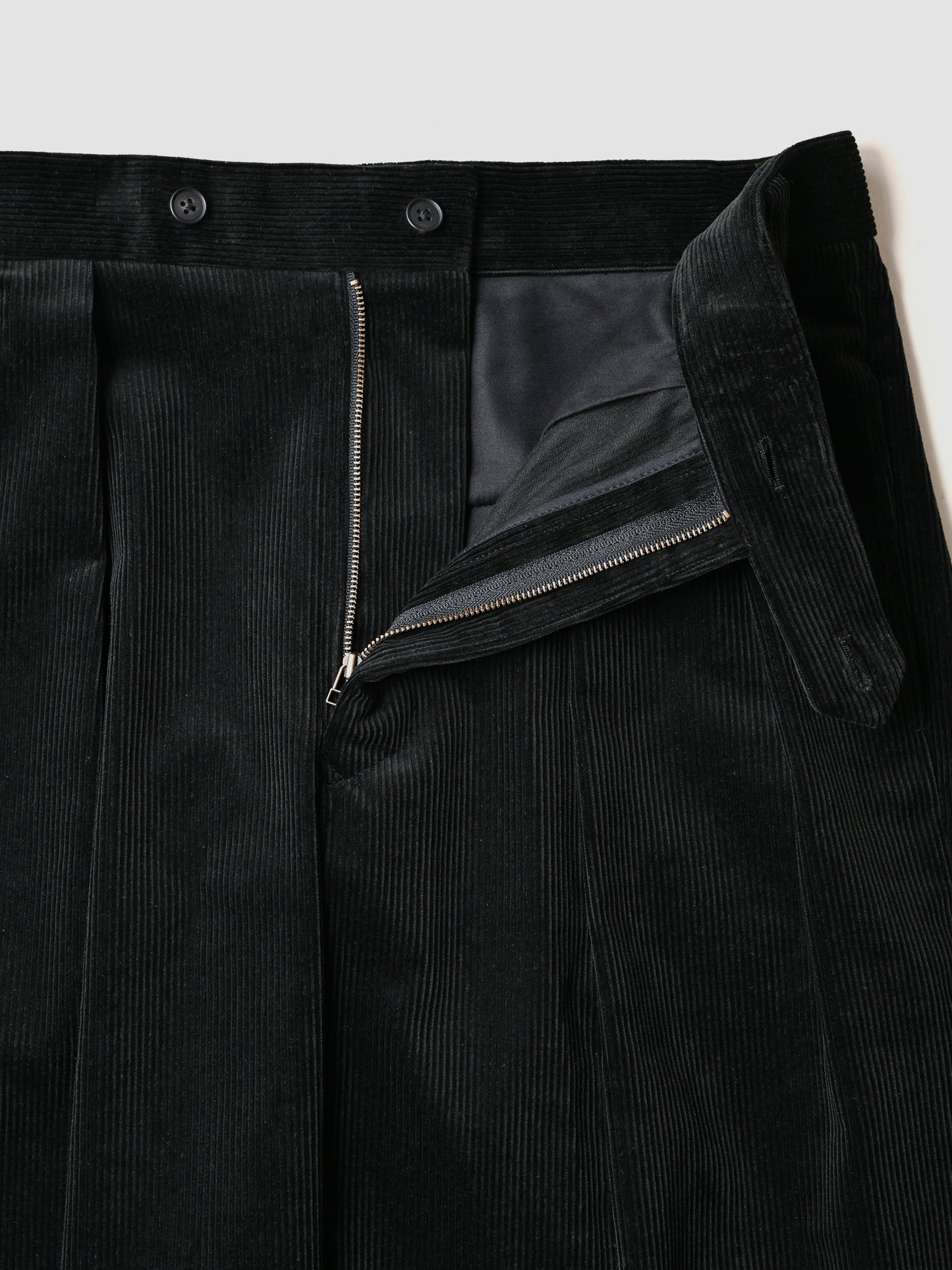BISOWN / CORDUROY 2TUCK WIDE TROUSERS - BLACK