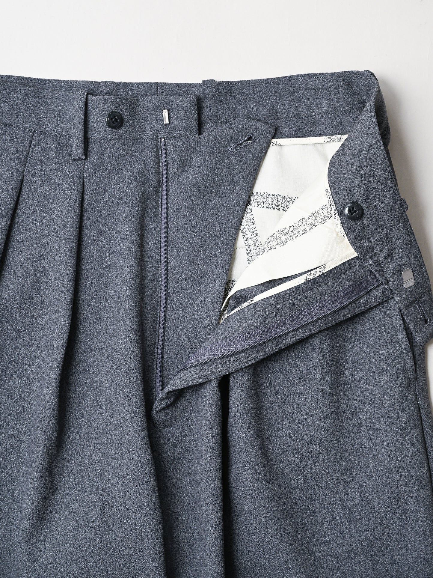 M's braque / TUCKED BAGGY PANTS -CHARCOAL GREY