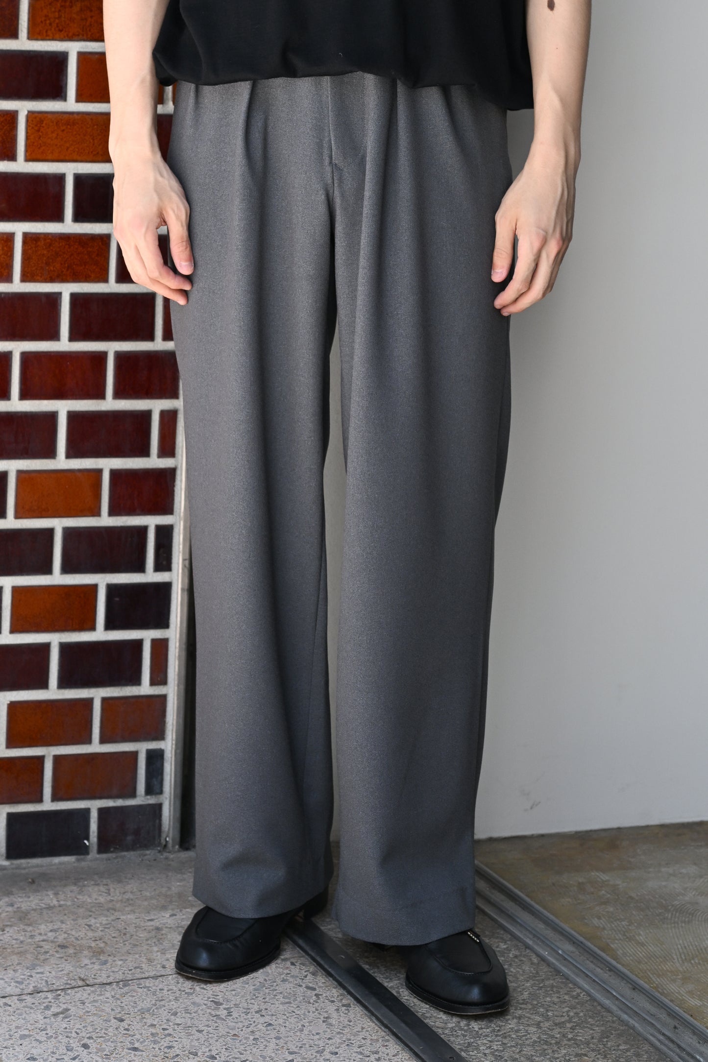 M's braque / TUCKED BAGGY PANTS -CHARCOAL GREY