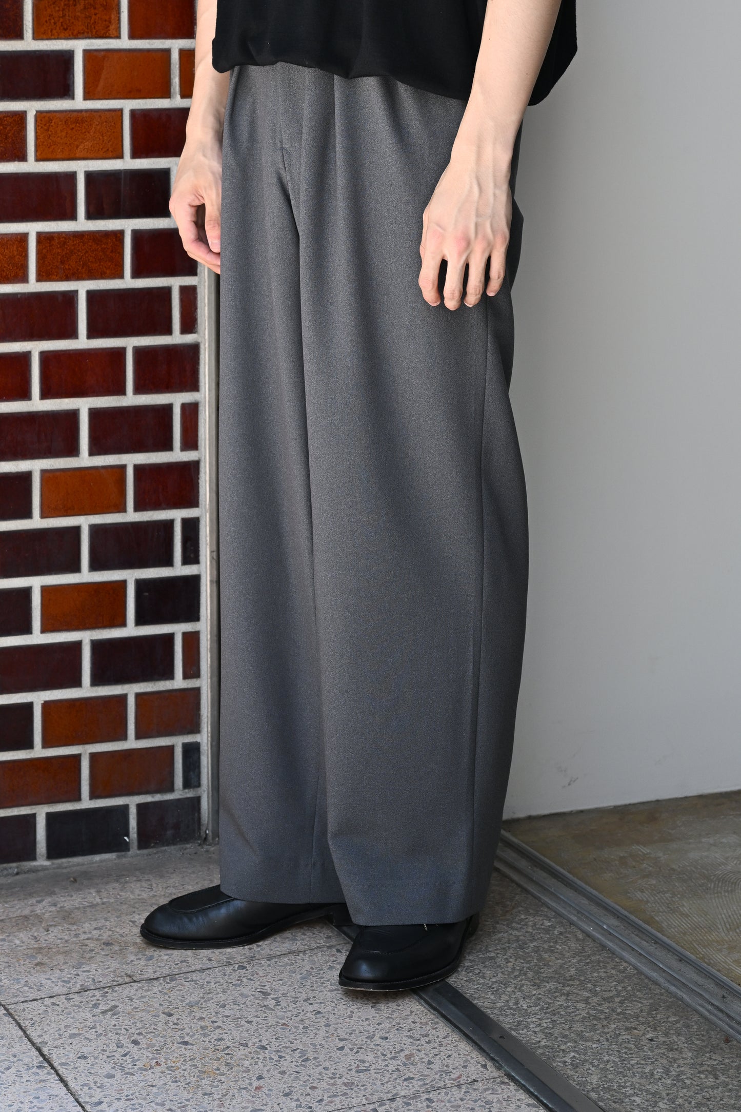 M's braque / TUCKED BAGGY PANTS -CHARCOAL GREY