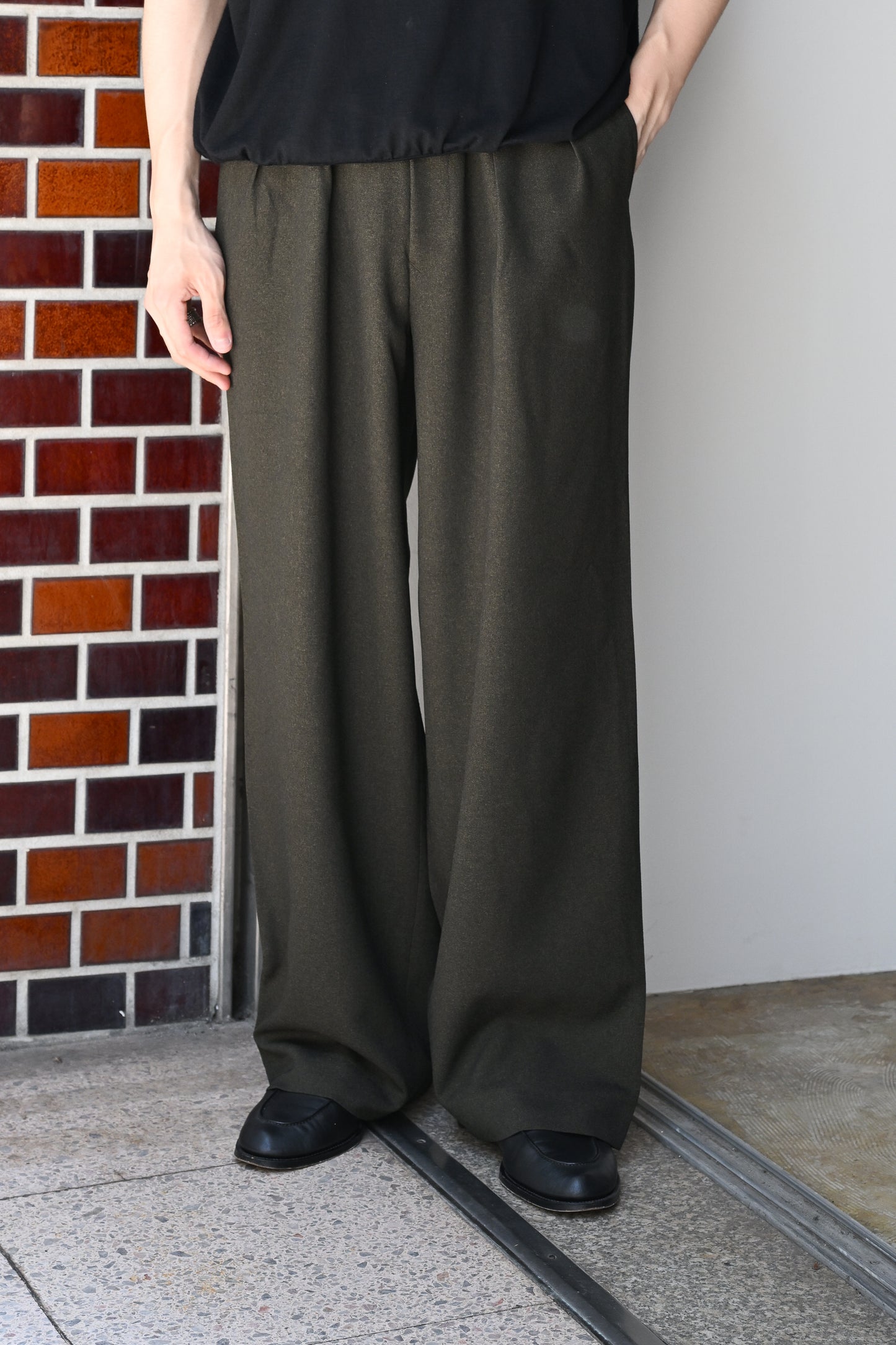 M's braque / TUCKED BAGGY PANTS -KHAKI