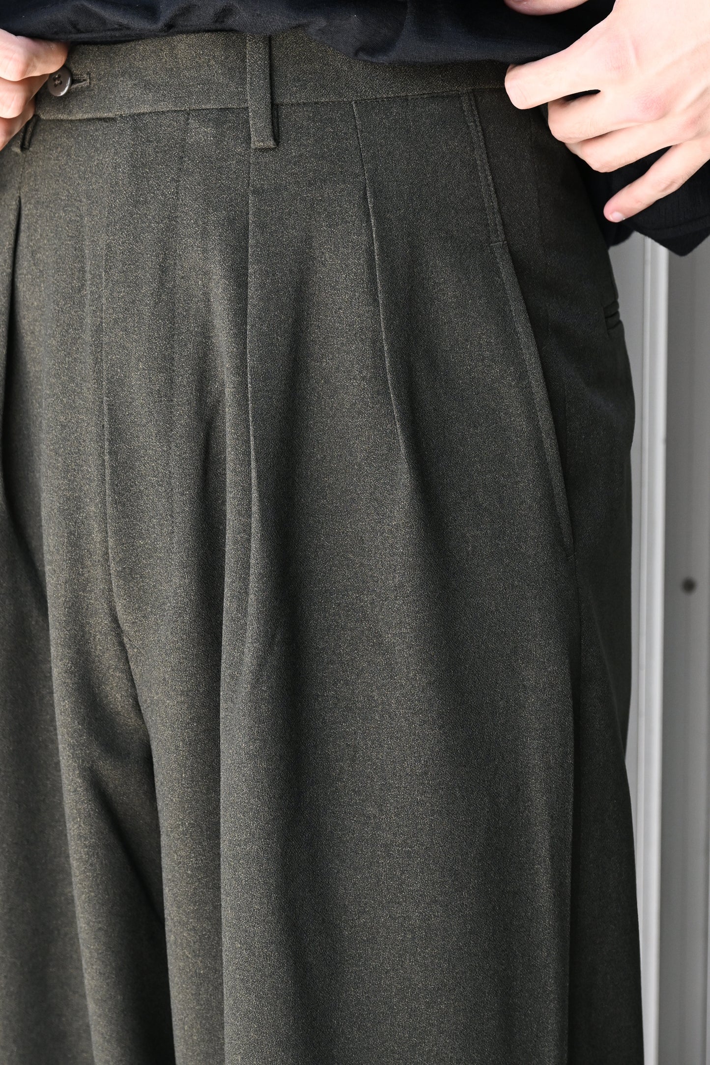 M's braque / TUCKED BAGGY PANTS -KHAKI