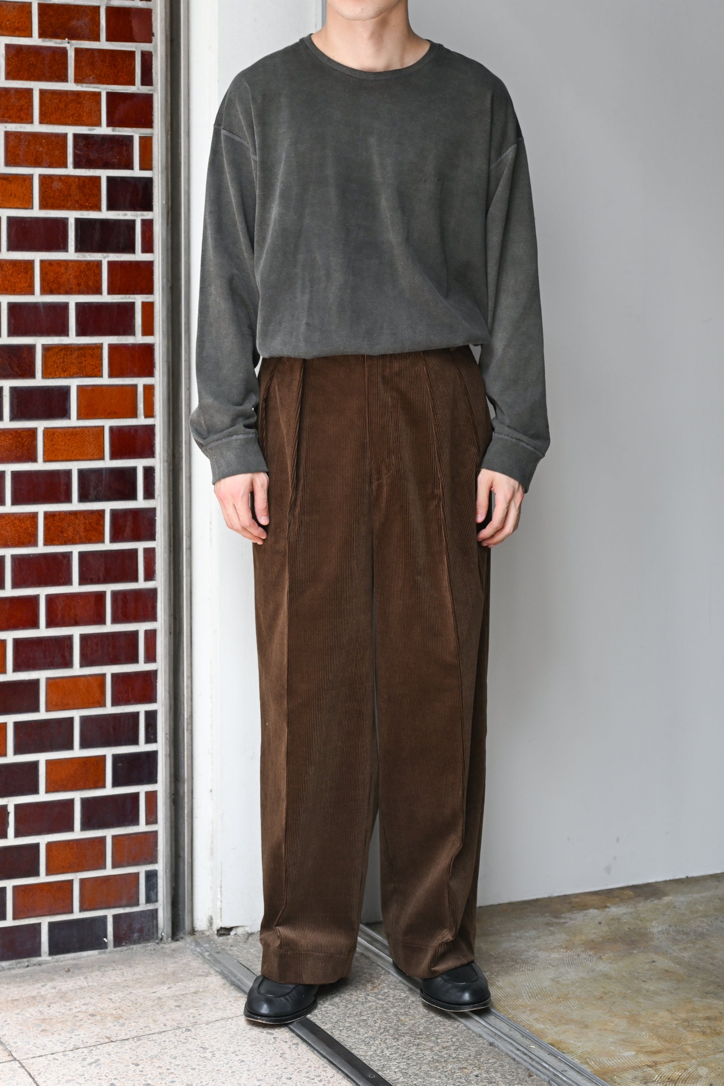BISOWN / CORDUROY 2TUCK WIDE TROUSERS - BROWN