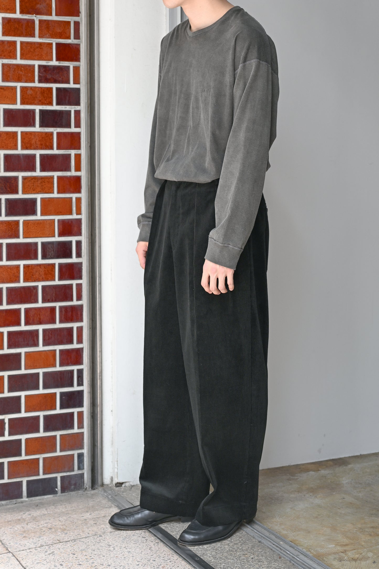 BISOWN / CORDUROY 2TUCK WIDE TROUSERS - BLACK