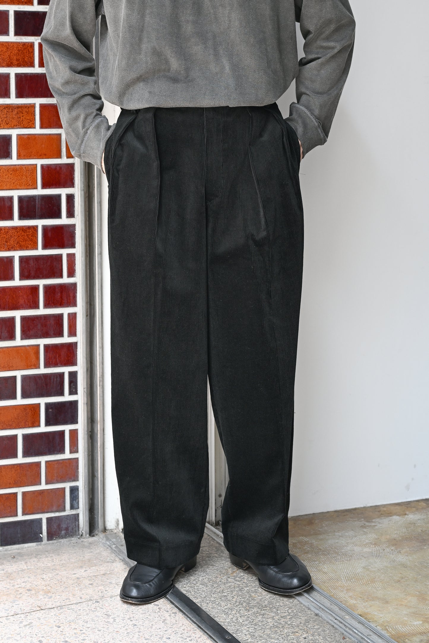 BISOWN / CORDUROY 2TUCK WIDE TROUSERS - BLACK