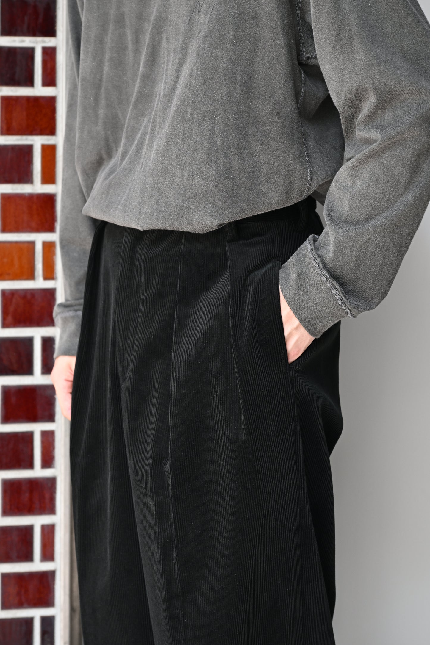 BISOWN / CORDUROY 2TUCK WIDE TROUSERS - BLACK