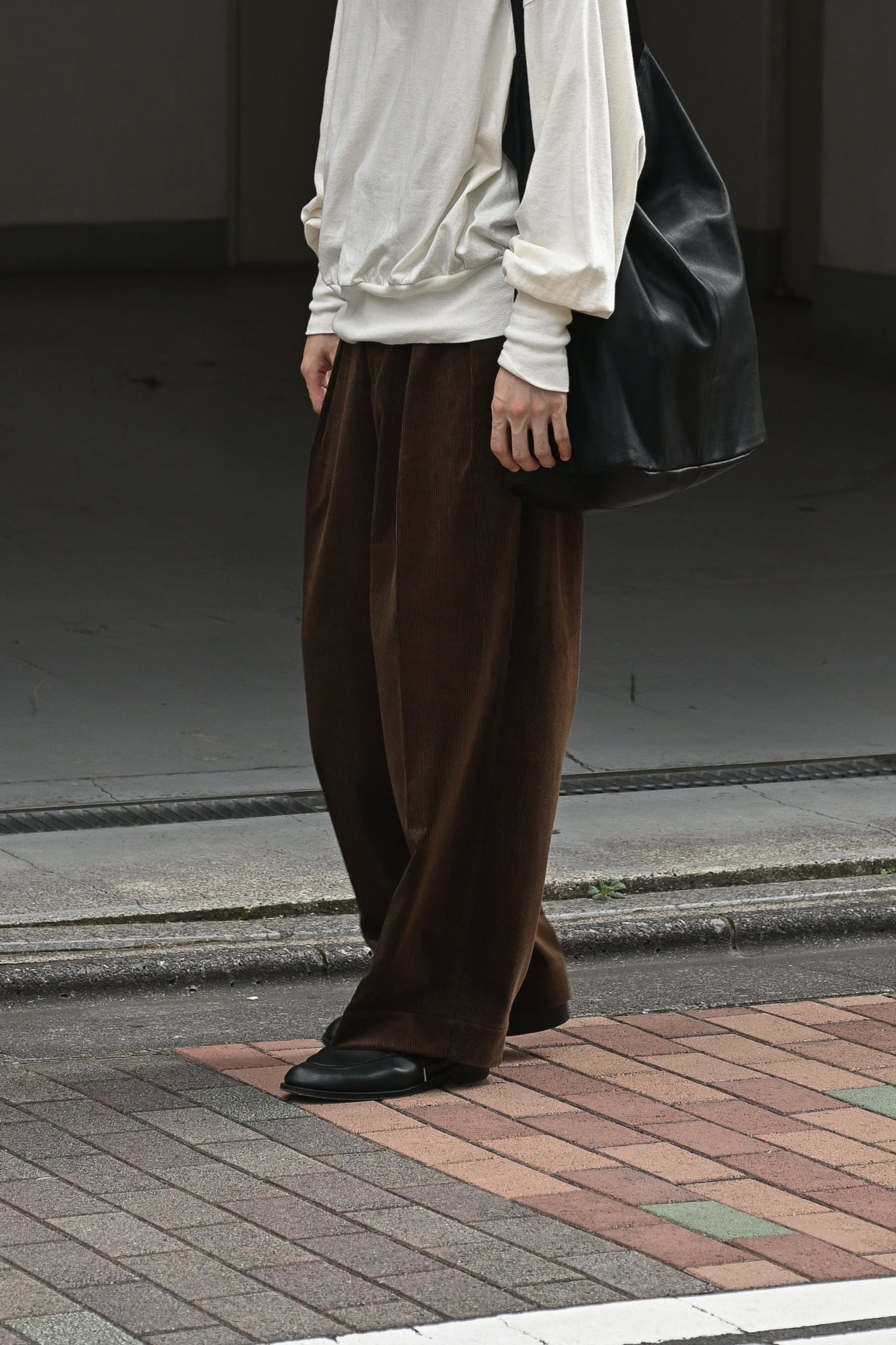 BISOWN / CORDUROY 2TUCK WIDE TROUSERS - BROWN