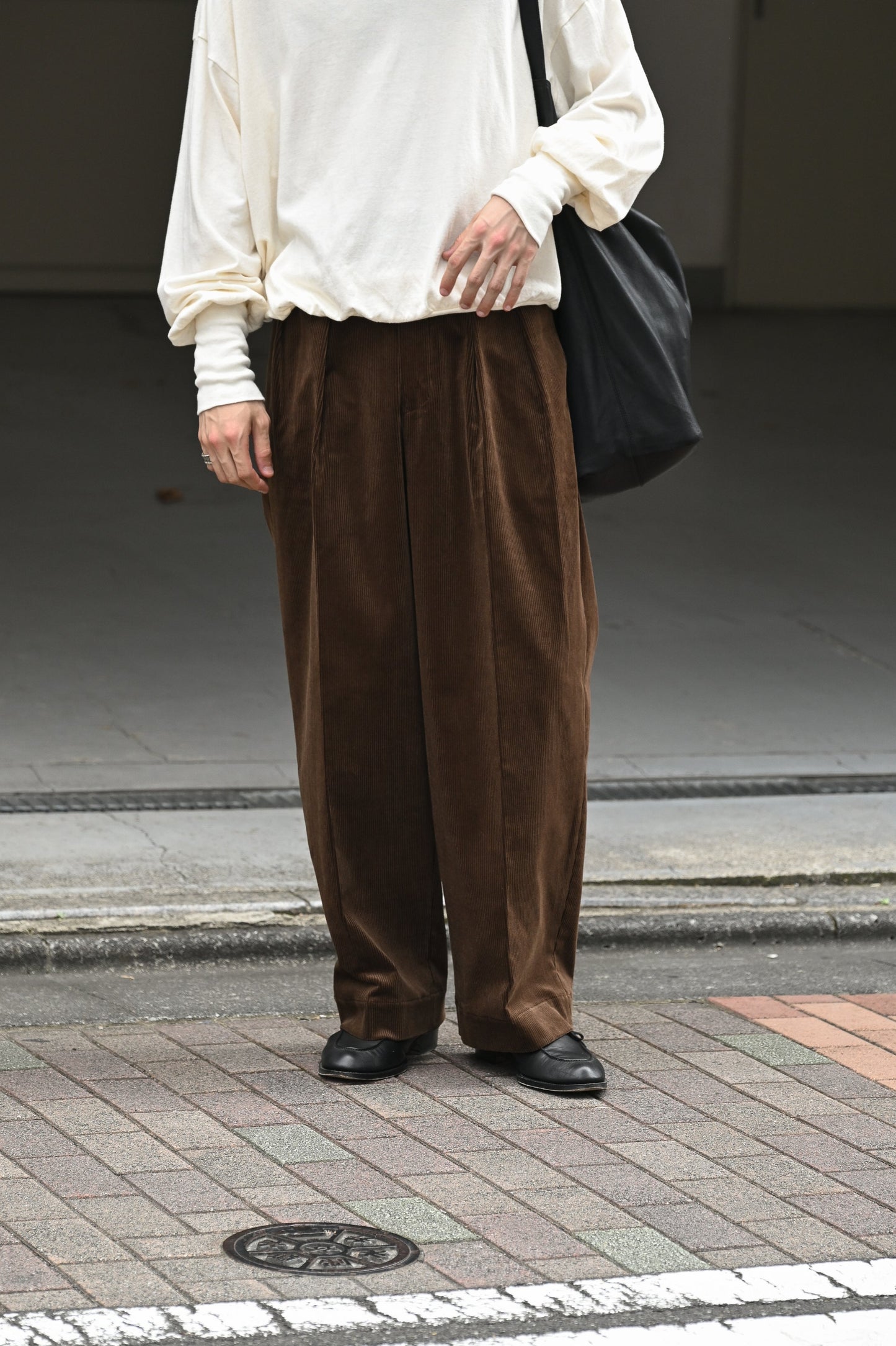 BISOWN / CORDUROY 2TUCK WIDE TROUSERS - BROWN