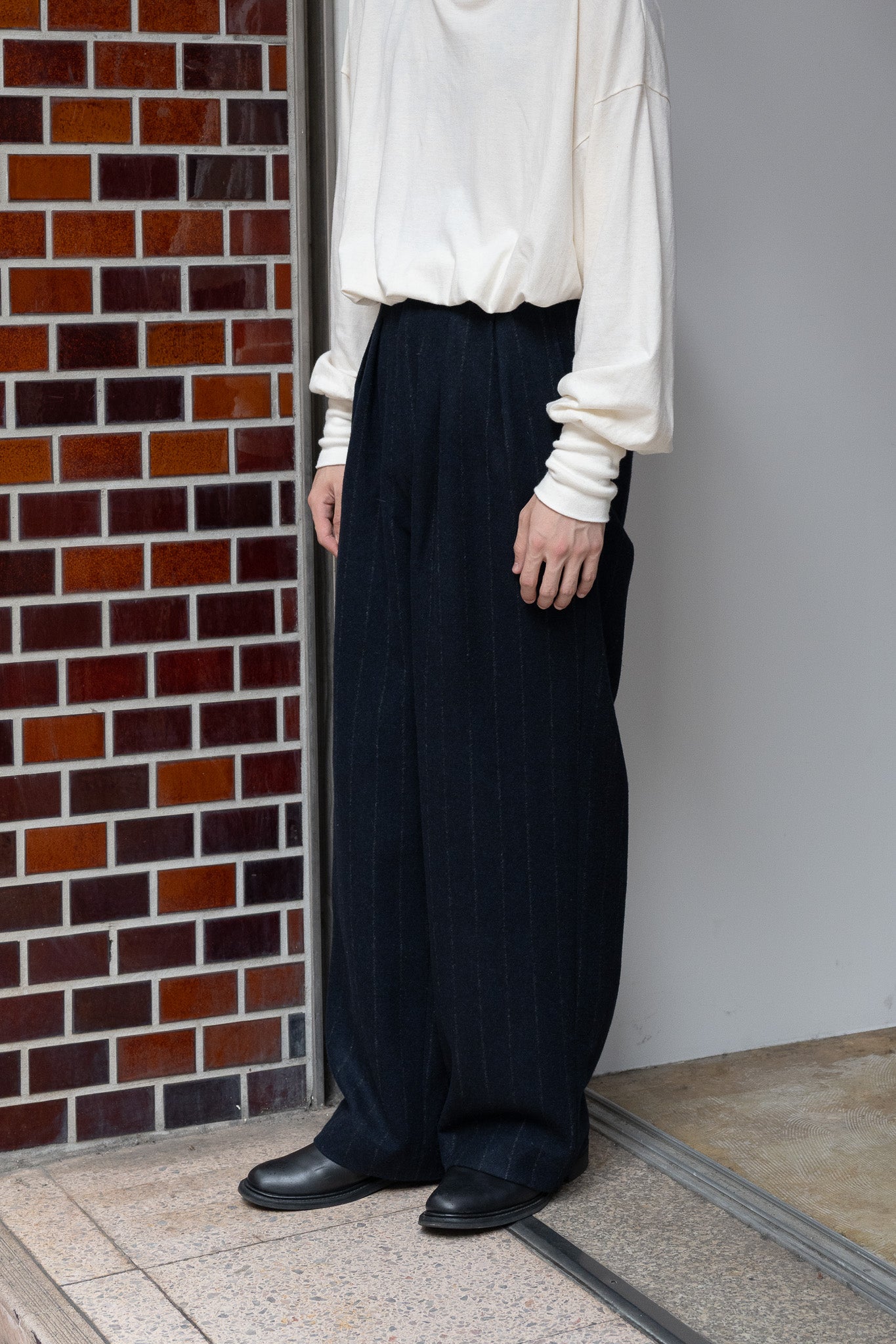 M's braque / TUCKED BAGGY PANTS -NAVY STRIPE