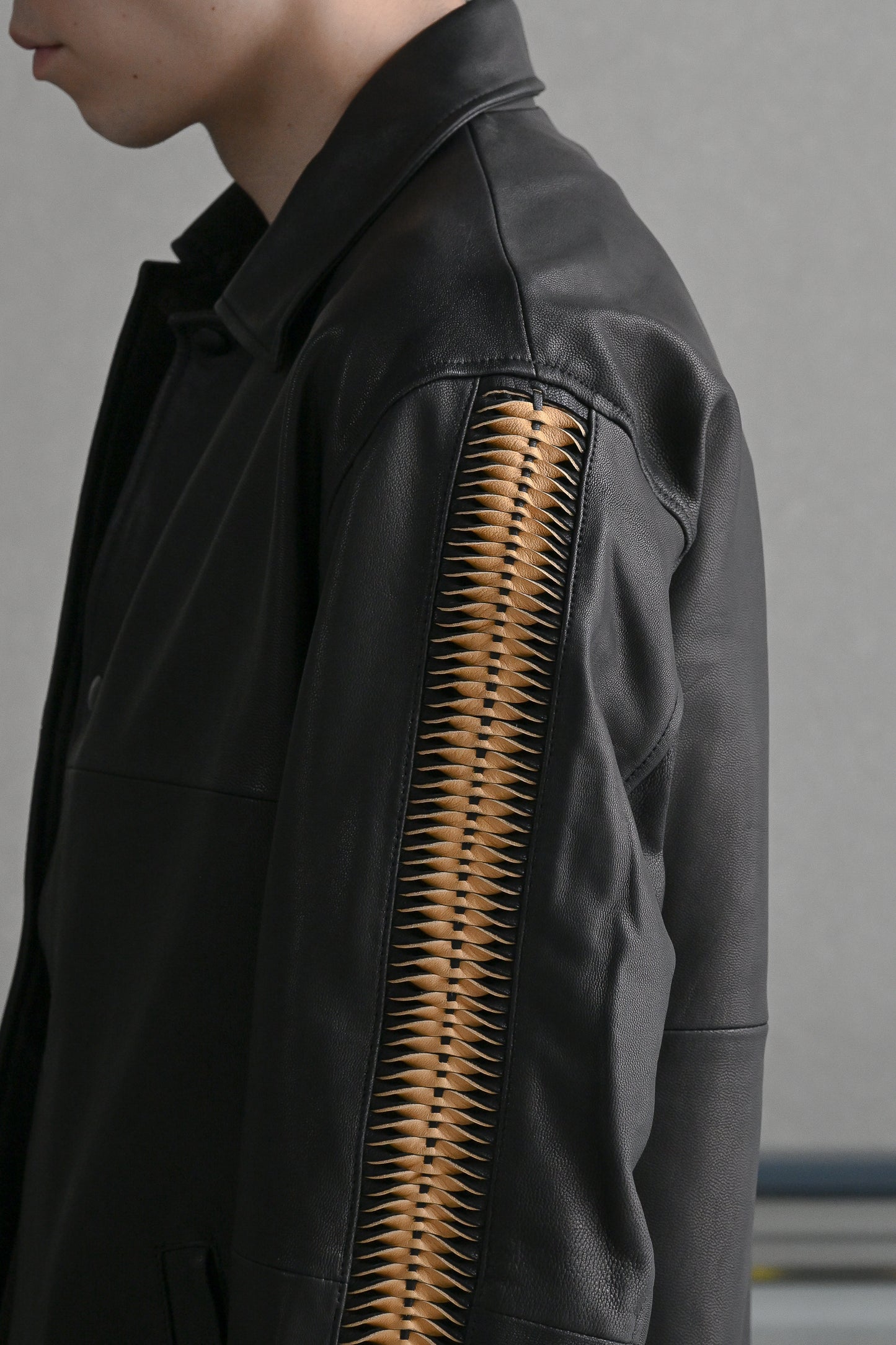 WHOWHAT / LEATHER SHARK COACH JACKET -BLACK