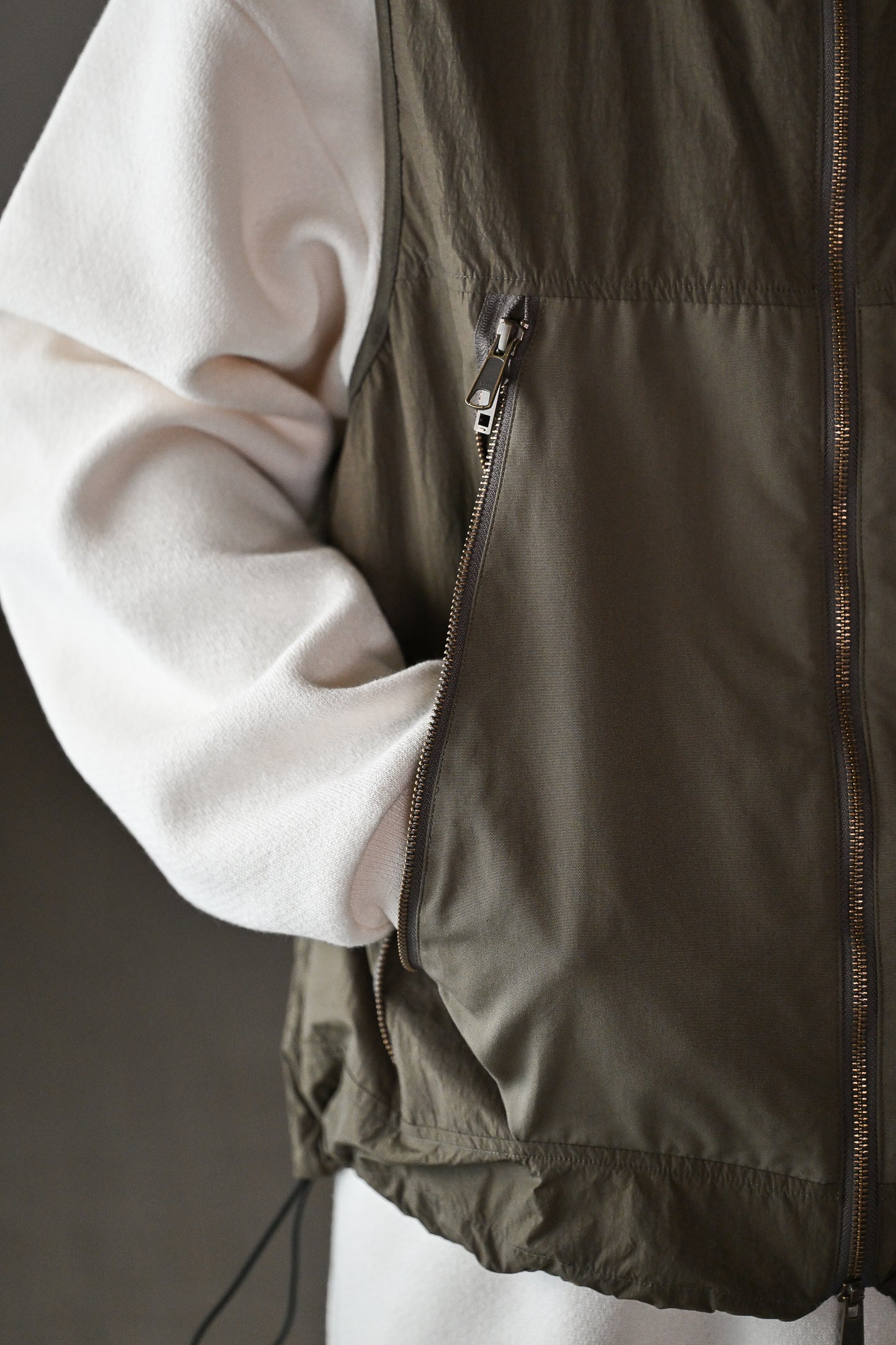 barbell object / un vest -KHAKI
