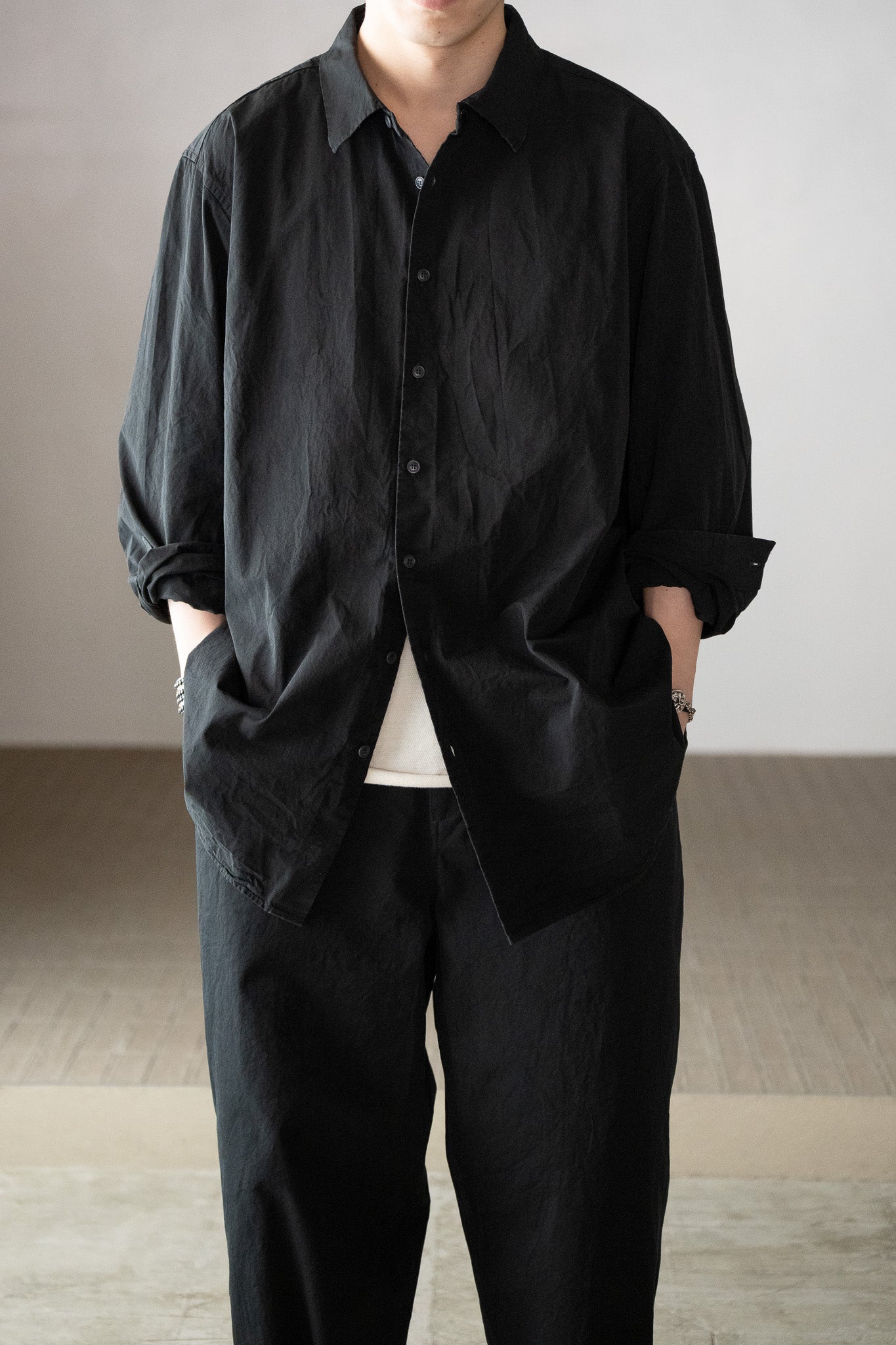 CASEY・CASEY ブラック Vネック 長袖シャツ CASEY CASEY / IKLA SHIRT -BLACK