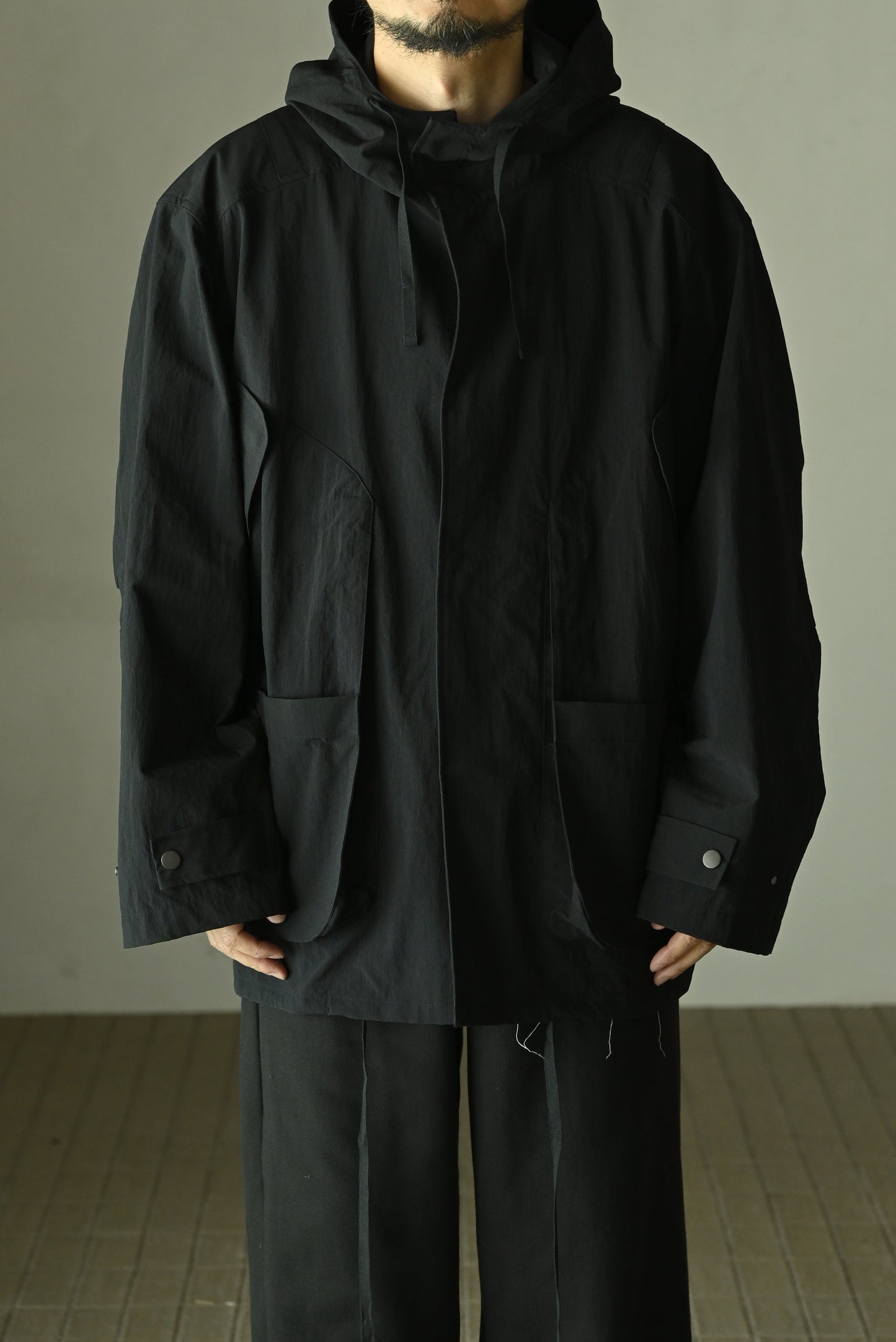 ANCELLM / WRINKLED NYLON OVER HOODIE -BLACK