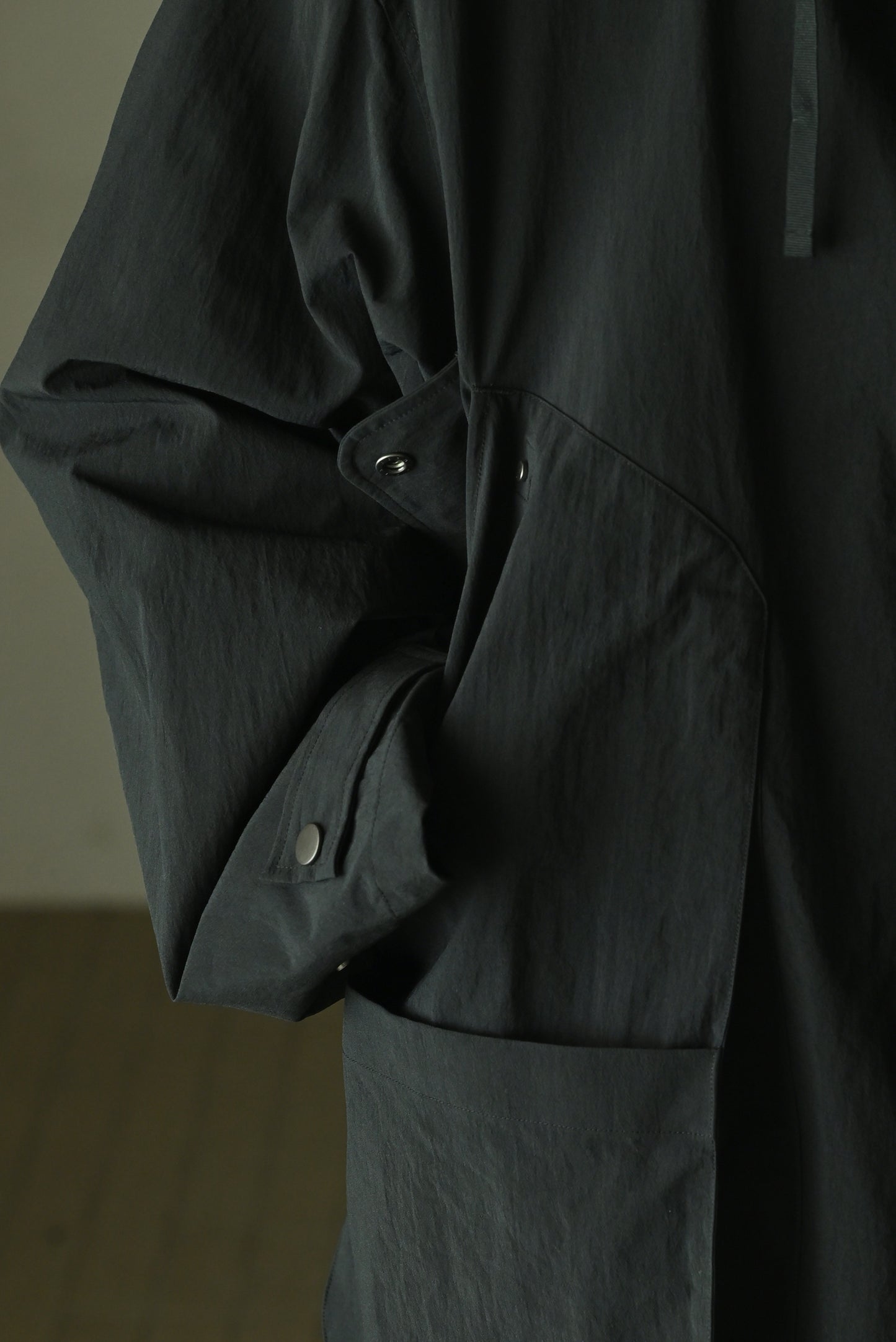 ANCELLM / WRINKLED NYLON OVER HOODIE -BLACK