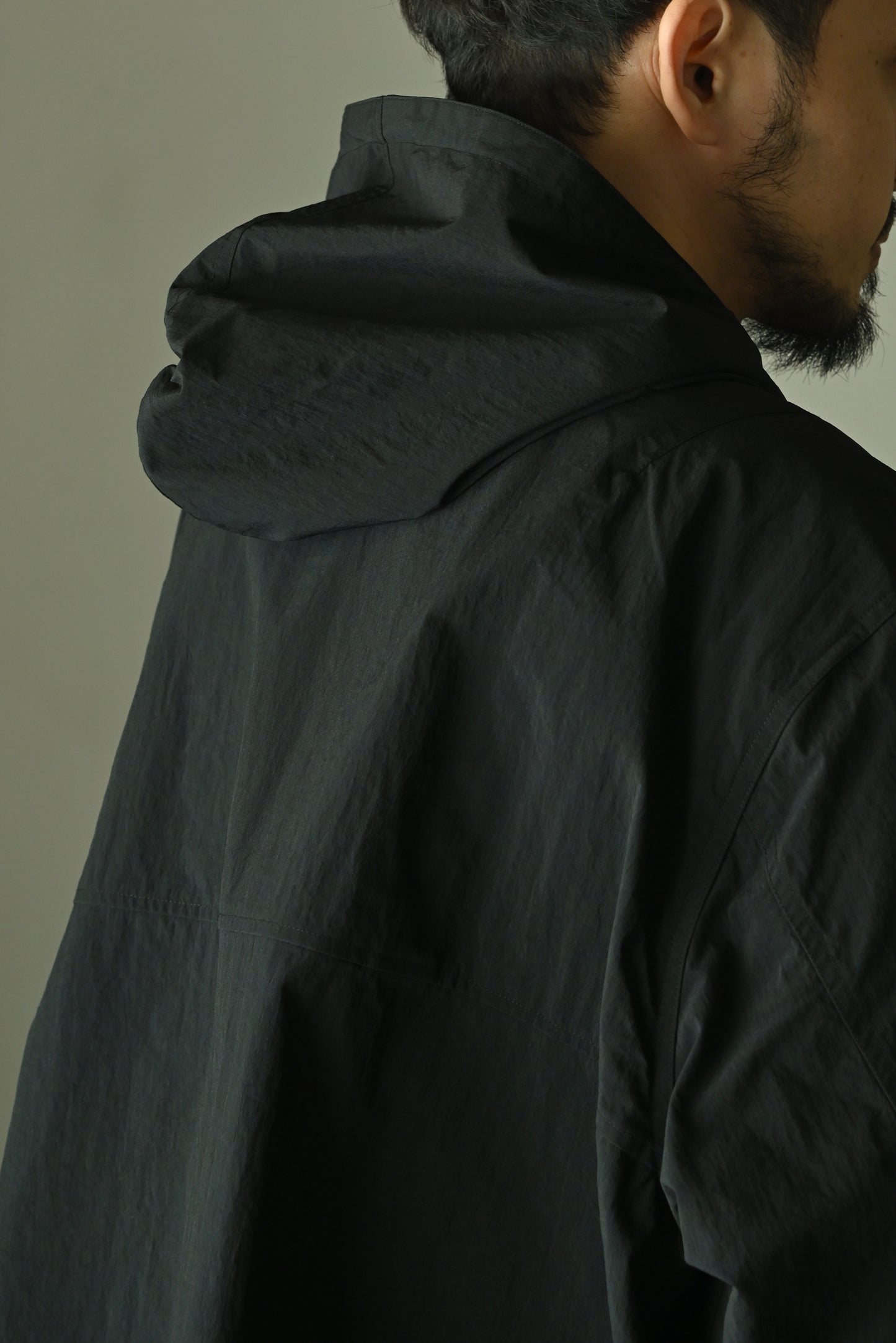 ANCELLM / WRINKLED NYLON OVER HOODIE -BLACK