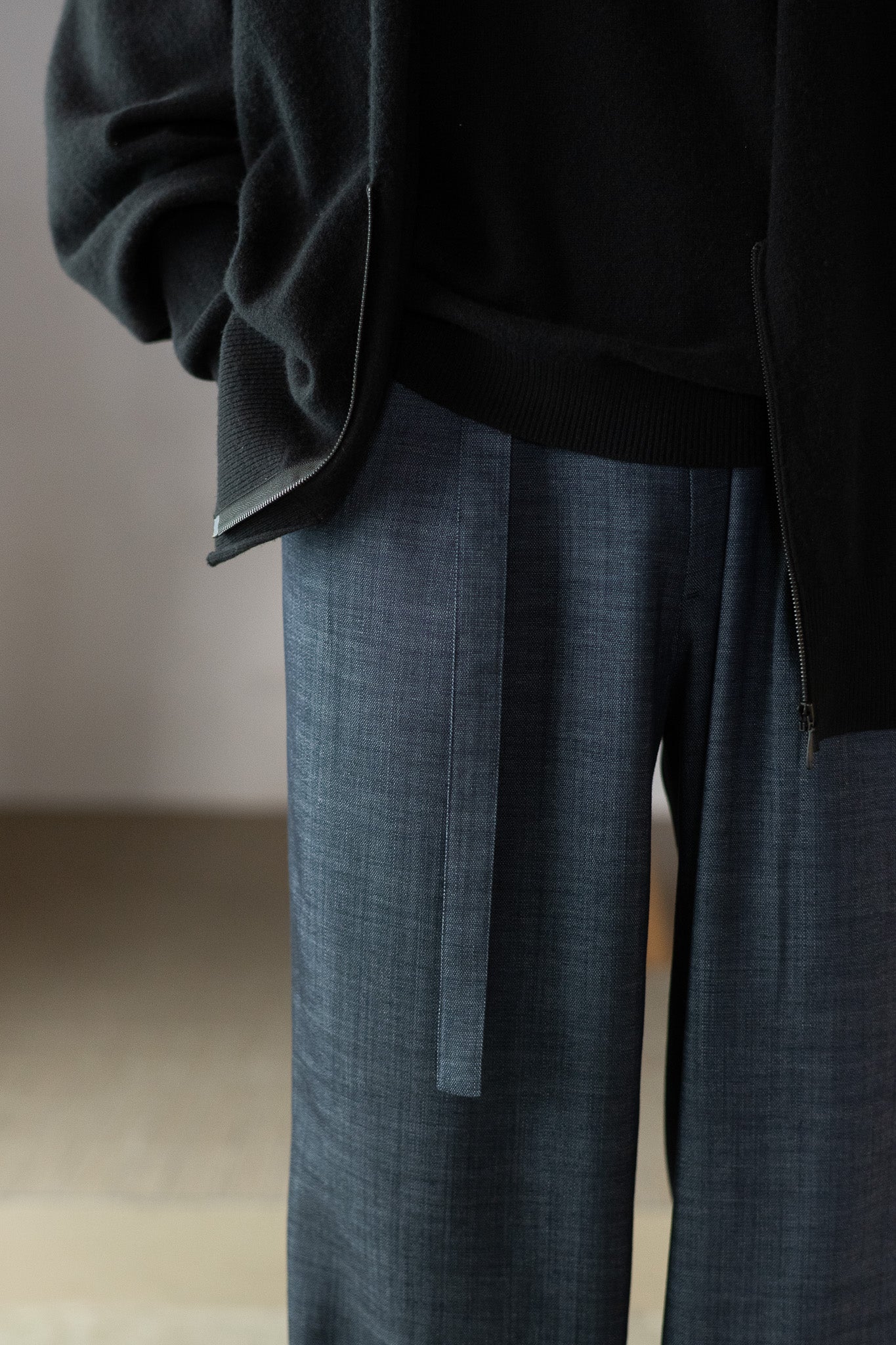 m's braque / exclusive / BELTED TUCKED BAGGY PANTS -NAVY