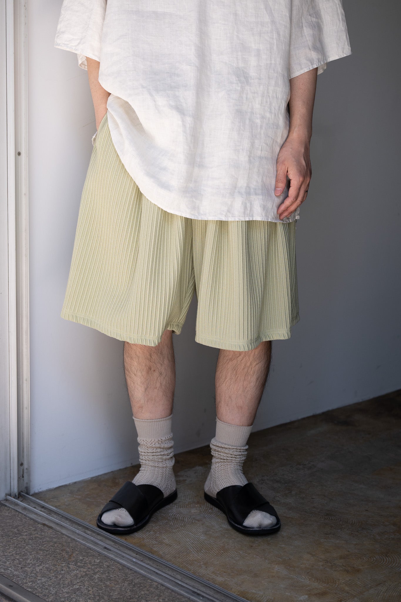 ANCELLM / WRINKLED STRIPE TUCK SHORT PANTS -WASABI – and father