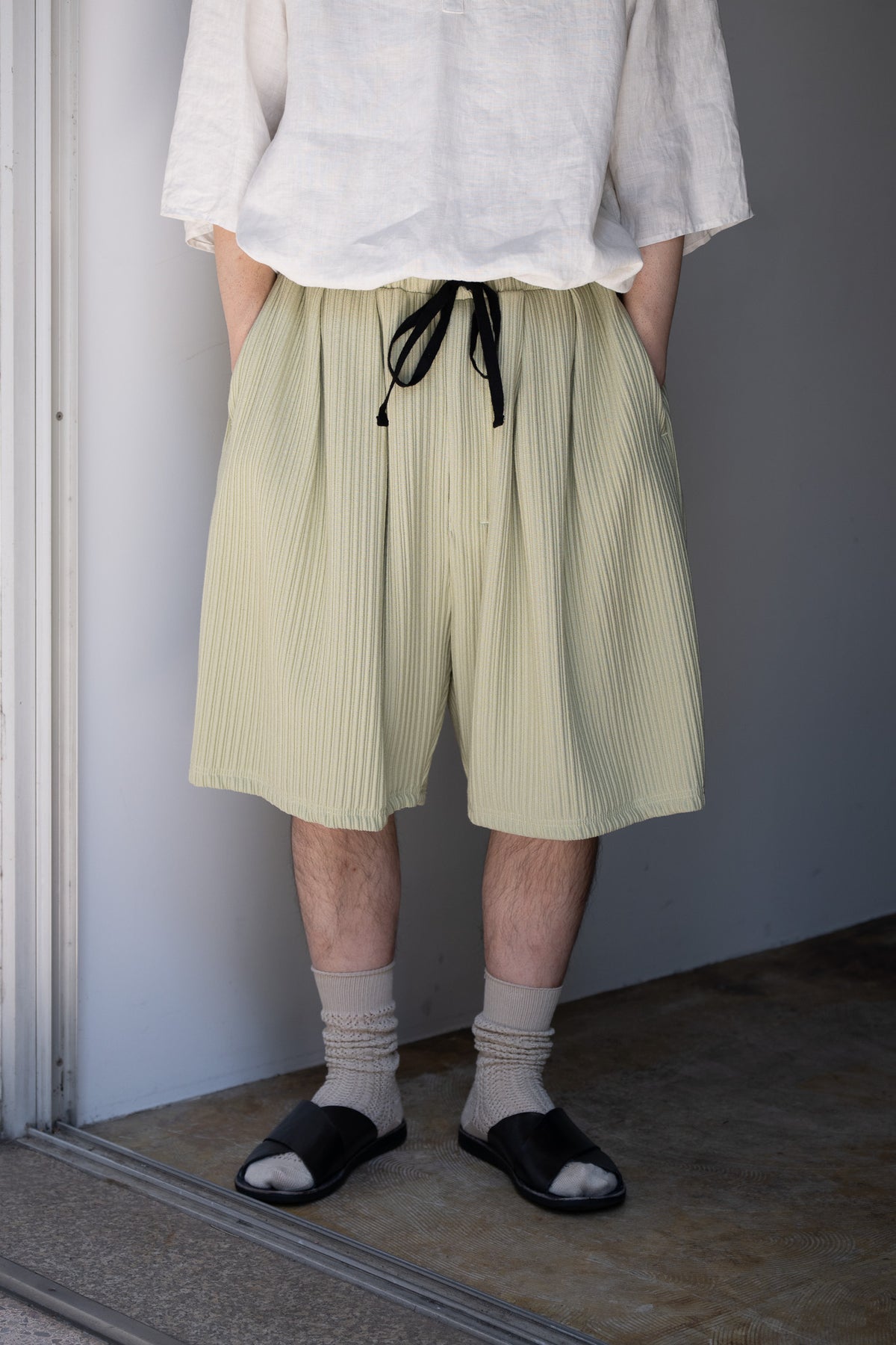 ANCELLM / WRINKLED STRIPE TUCK SHORT PANTS -WASABI – and father