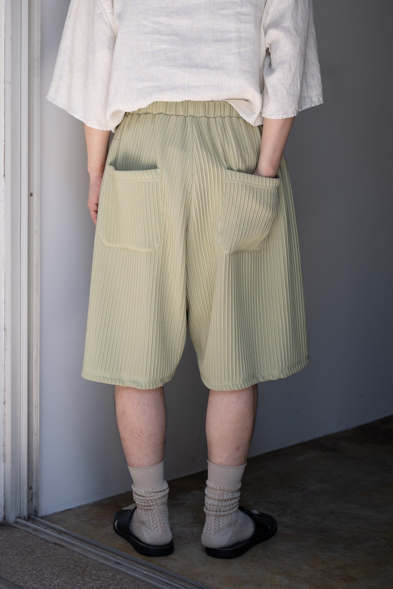 ANCELLM / WRINKLED STRIPE TUCK SHORT PANTS -WASABI – and father