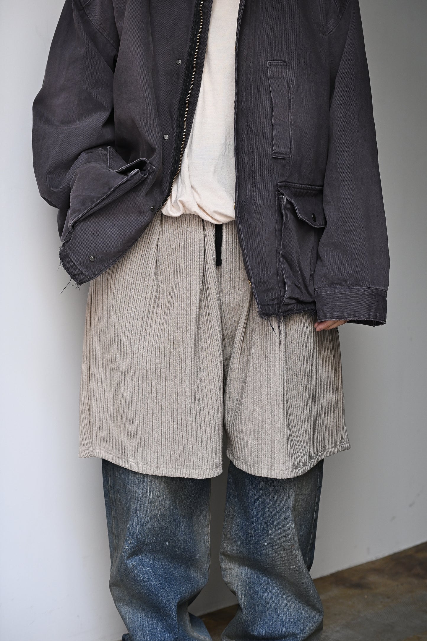 ANCELLM / WRINKLED STRIPE TUCK SHORT PANTS -GREIGE