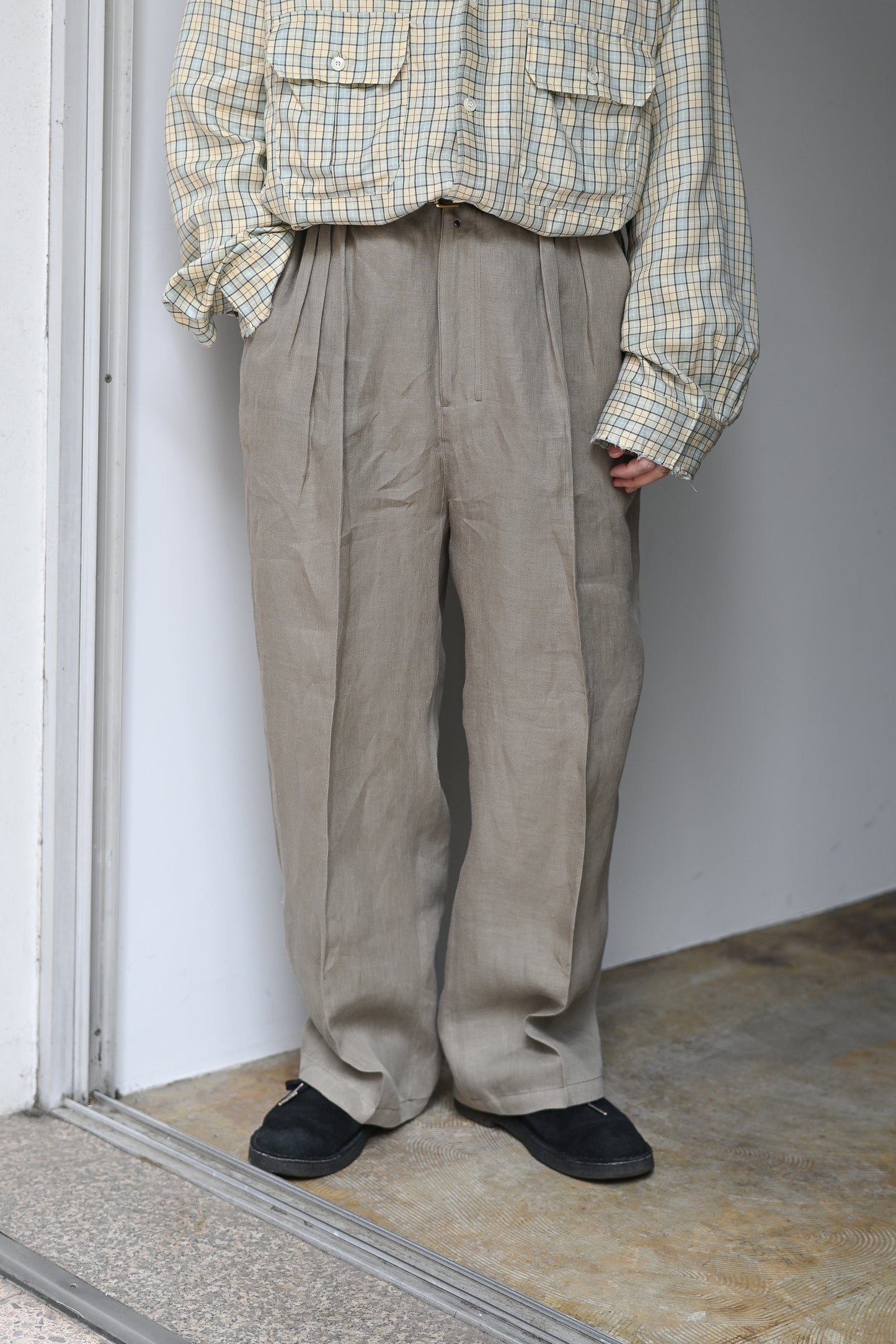 ANCELLM / 100/S LINEN TUCK SLACKS -KHAKIBEIGE