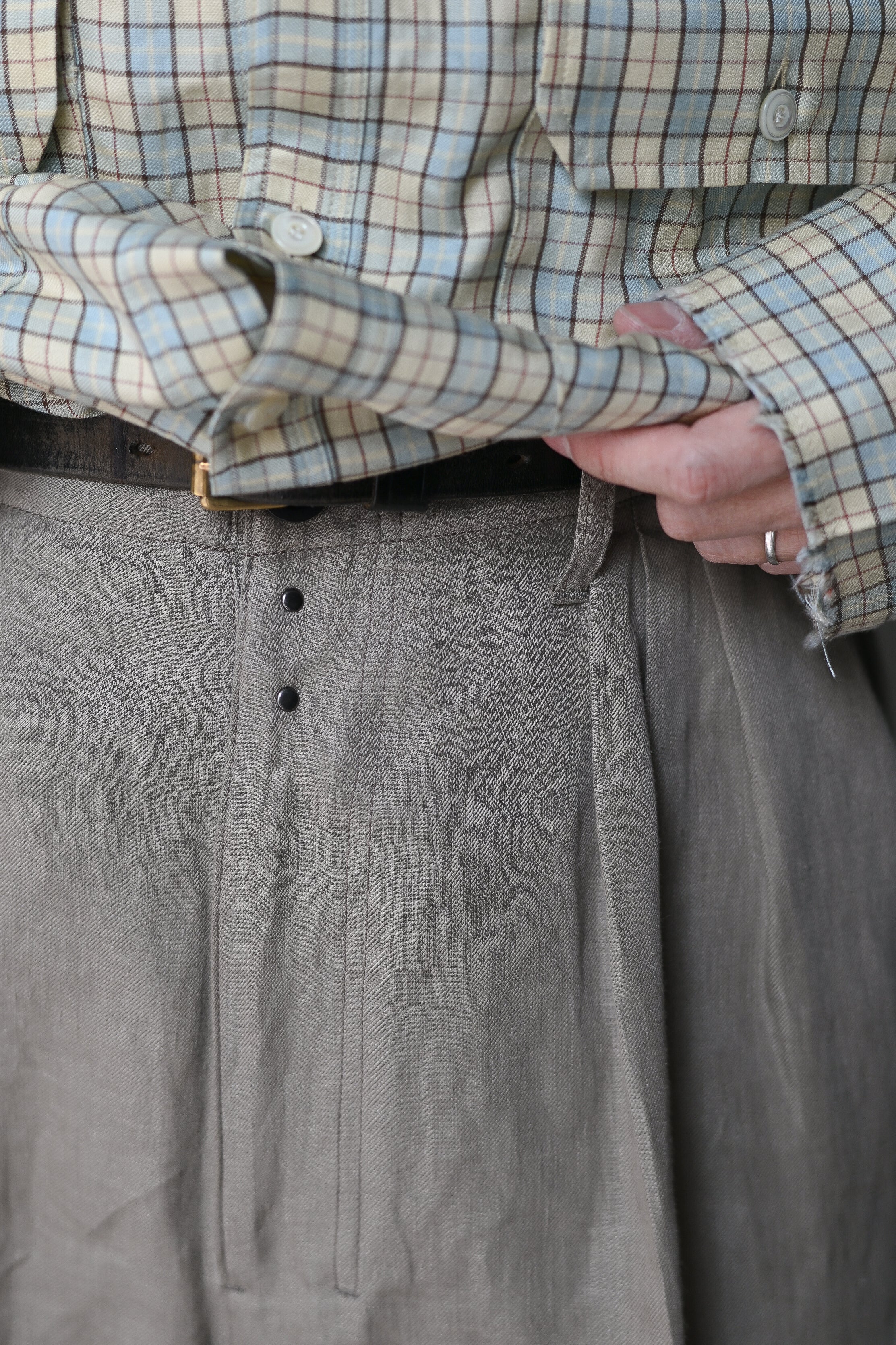 ANCELLM / 100/S LINEN TUCK SLACKS -KHAKIBEIGE – and father