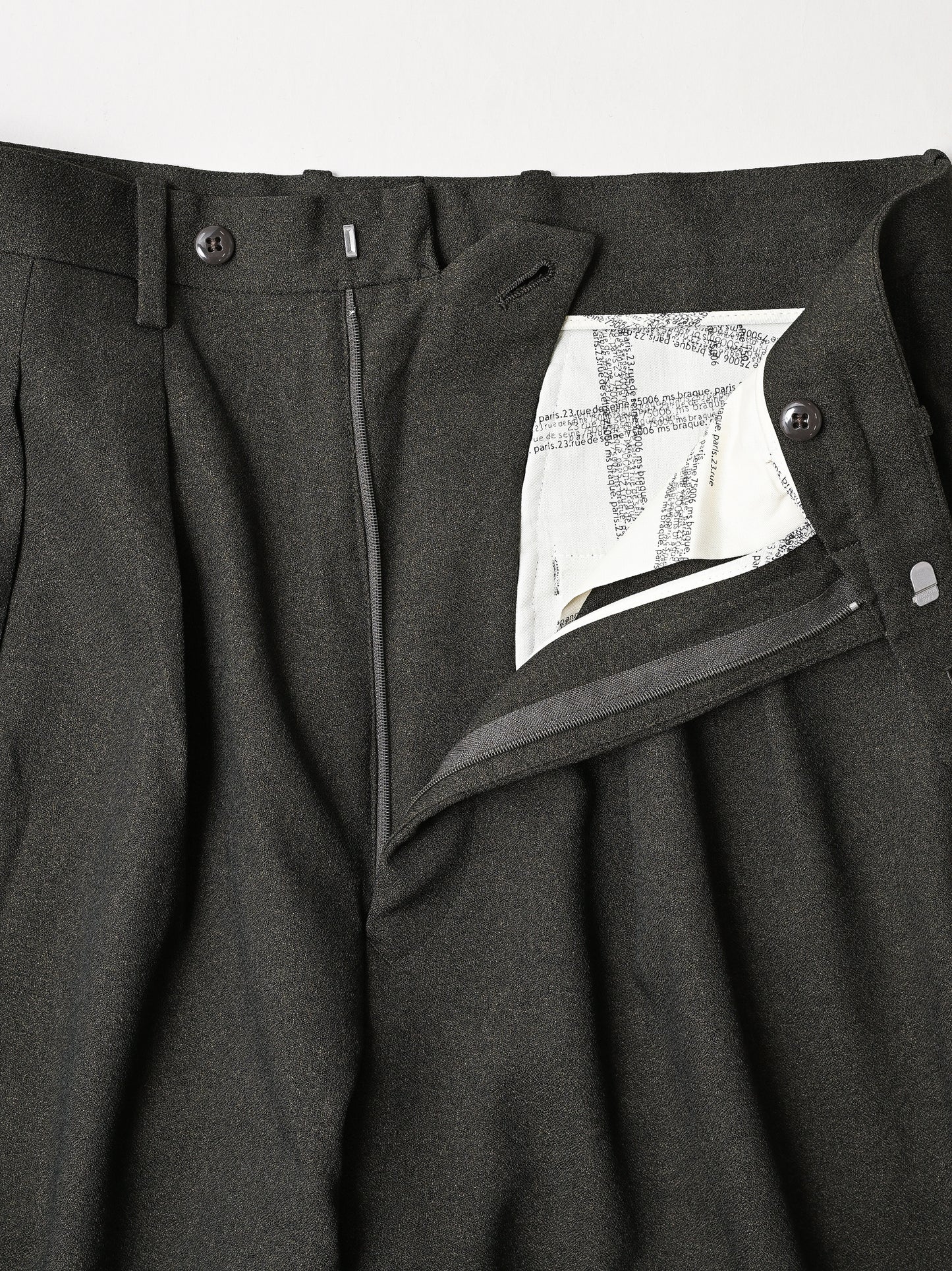 M's braque / TUCKED BAGGY PANTS -KHAKI