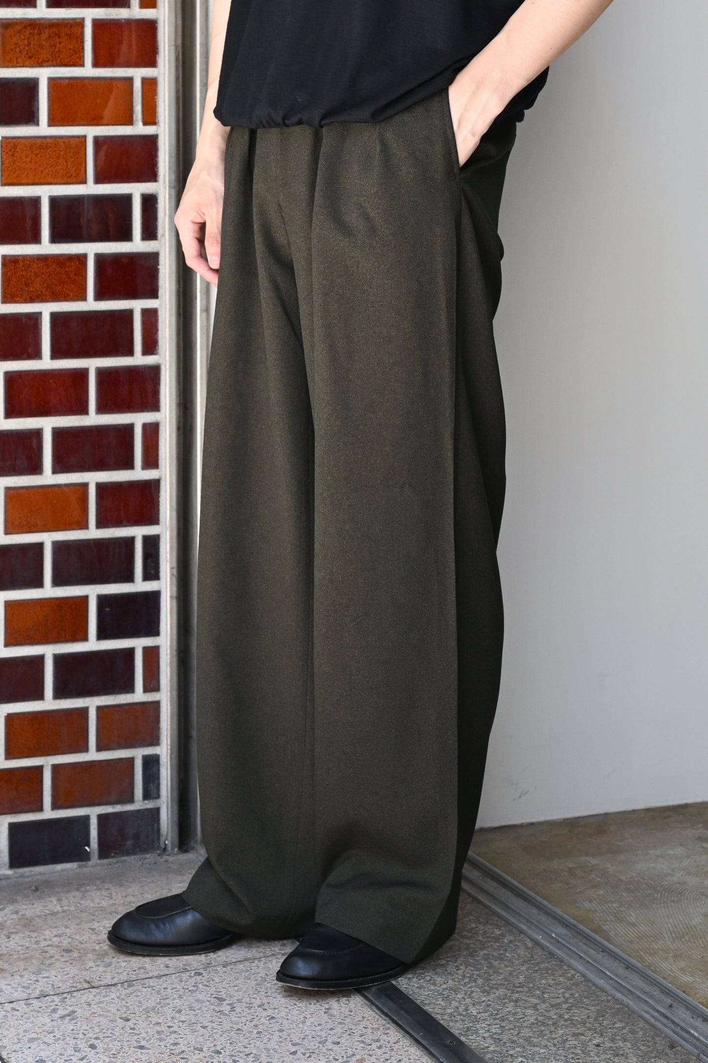M's braque / TUCKED BAGGY PANTS -KHAKI