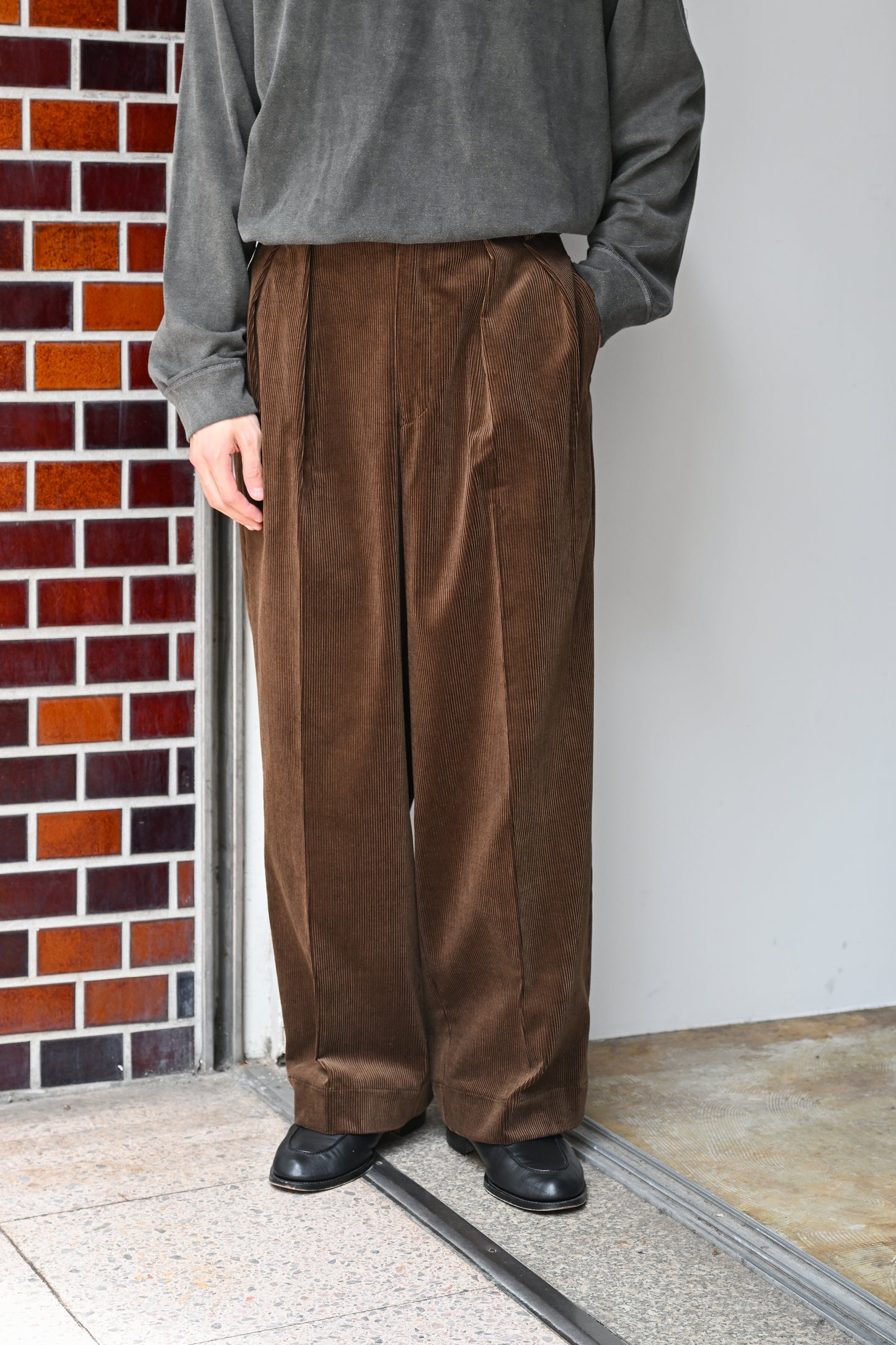 BISOWN / CORDUROY 2TUCK WIDE TROUSERS - BROWN