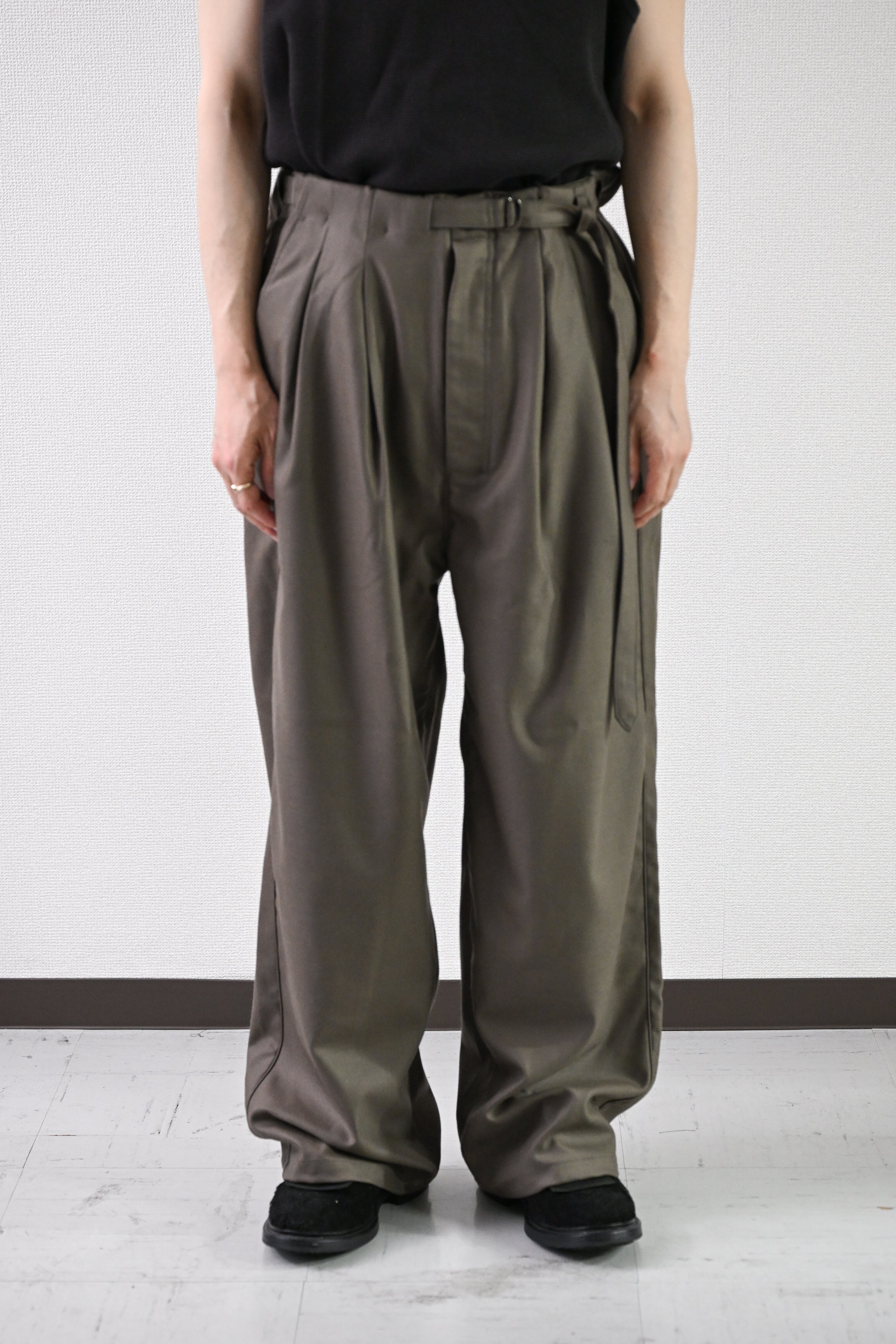 ANCELLM / WOOL SATIN BELT-LESS SLACKS -CHARCOAL – and father