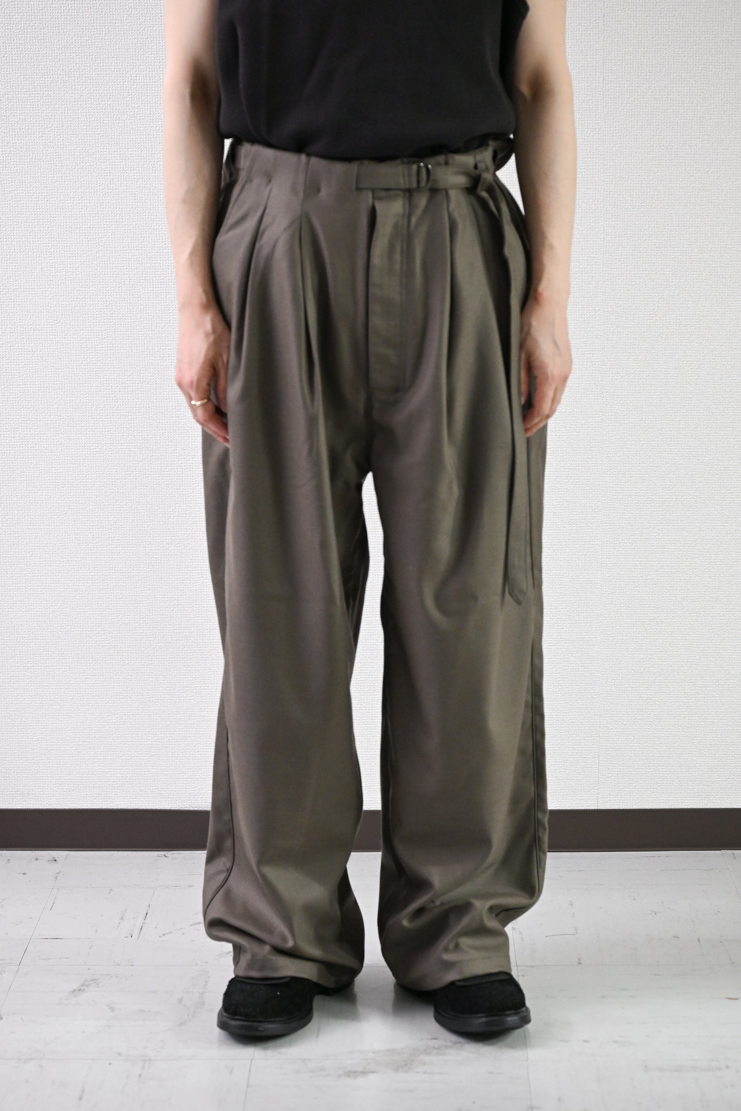 ANCELLM / WOOL SATIN BELT-LESS SLACKS -CHARCOAL