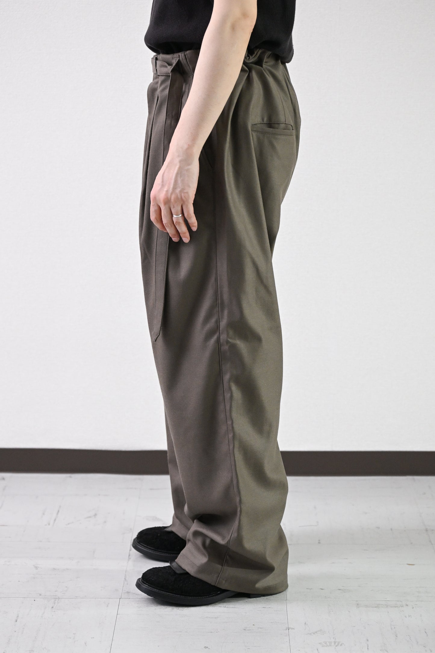 ANCELLM / WOOL SATIN BELT-LESS SLACKS -CHARCOAL
