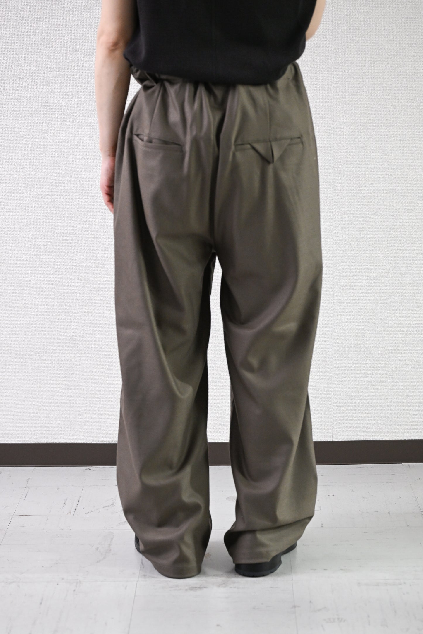 ANCELLM / WOOL SATIN BELT-LESS SLACKS -CHARCOAL