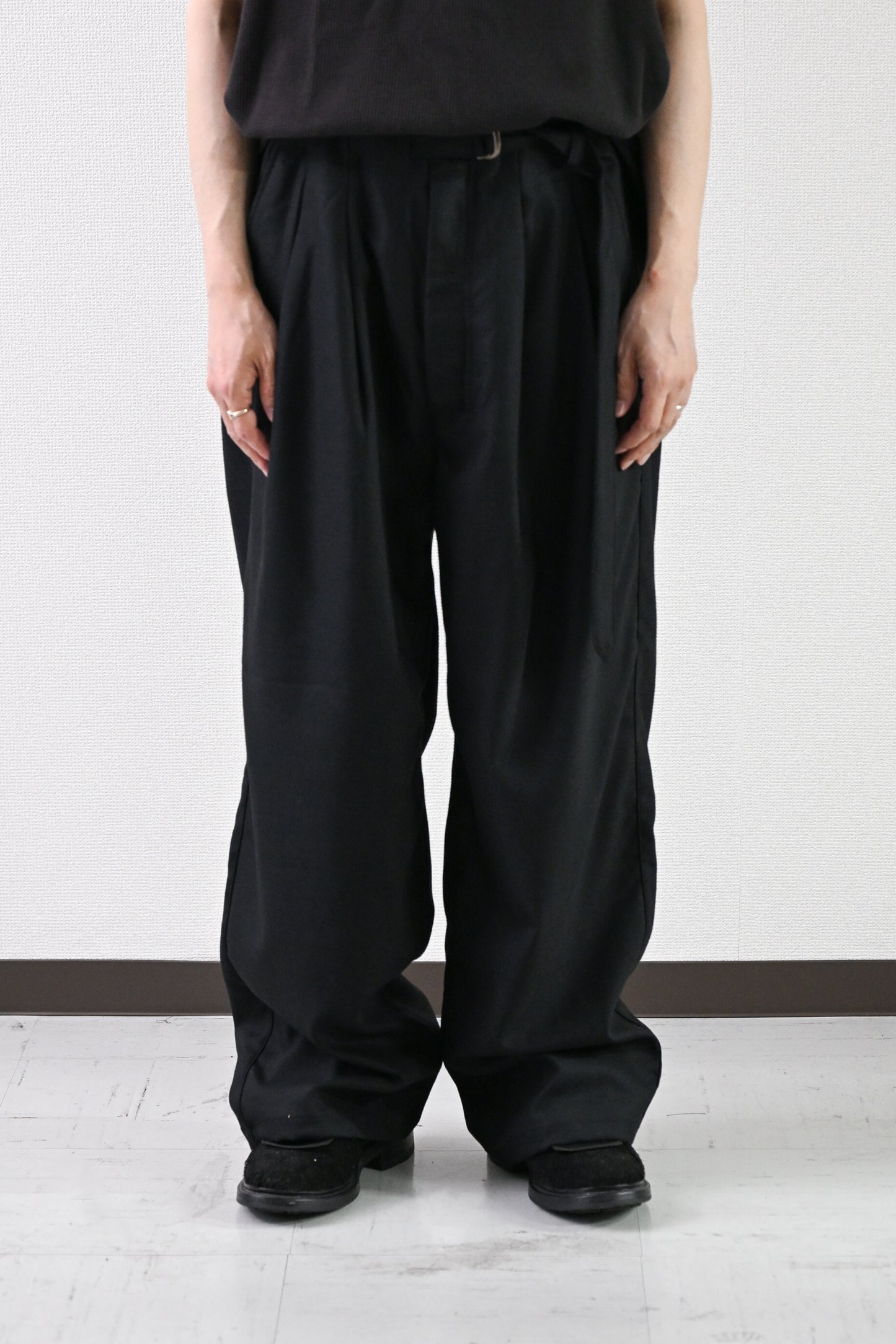 ANCELLM / WOOL SATIN BELT-LESS SLACKS -BLACK