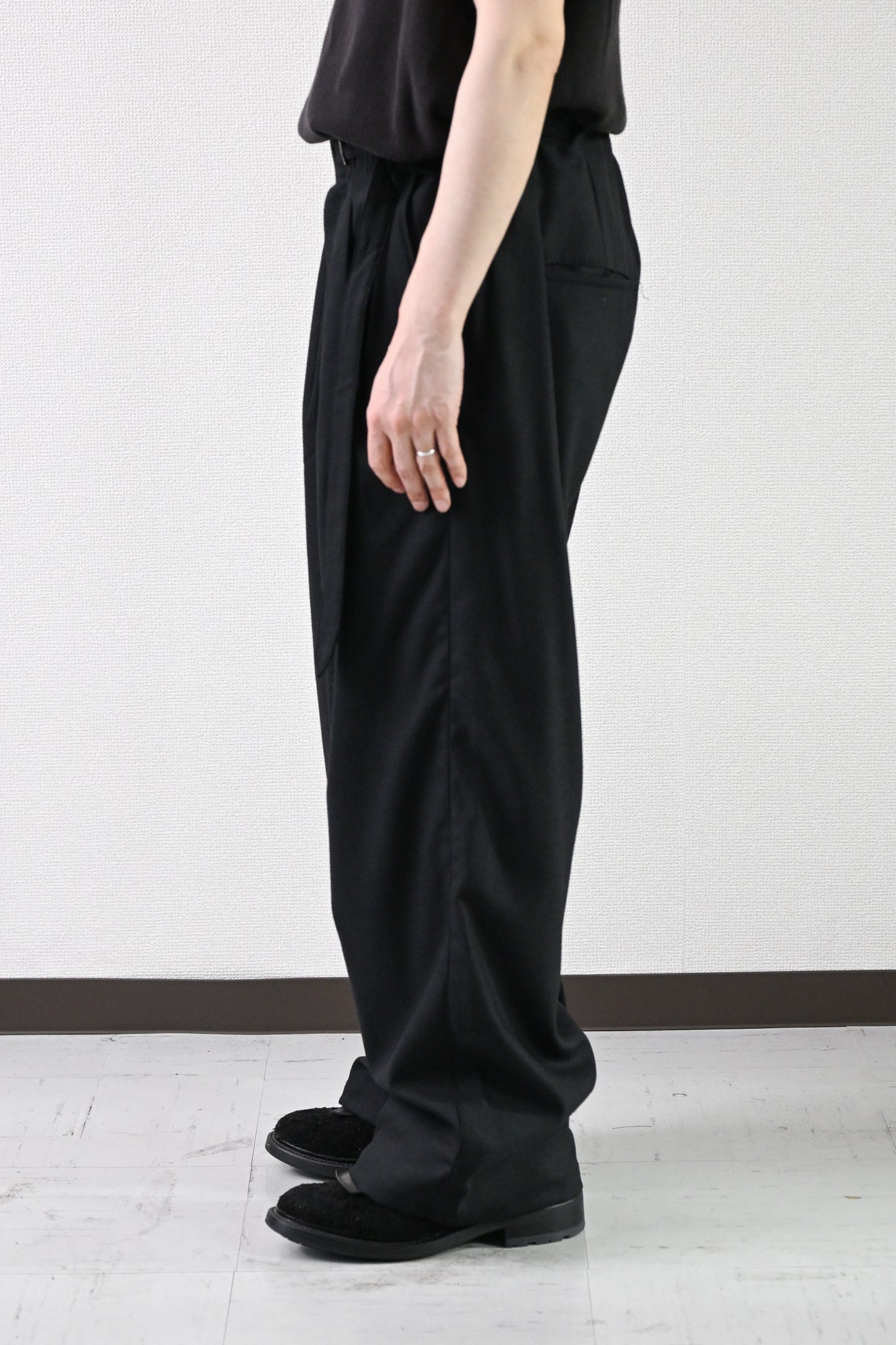 ANCELLM / WOOL SATIN BELT-LESS SLACKS -BLACK
