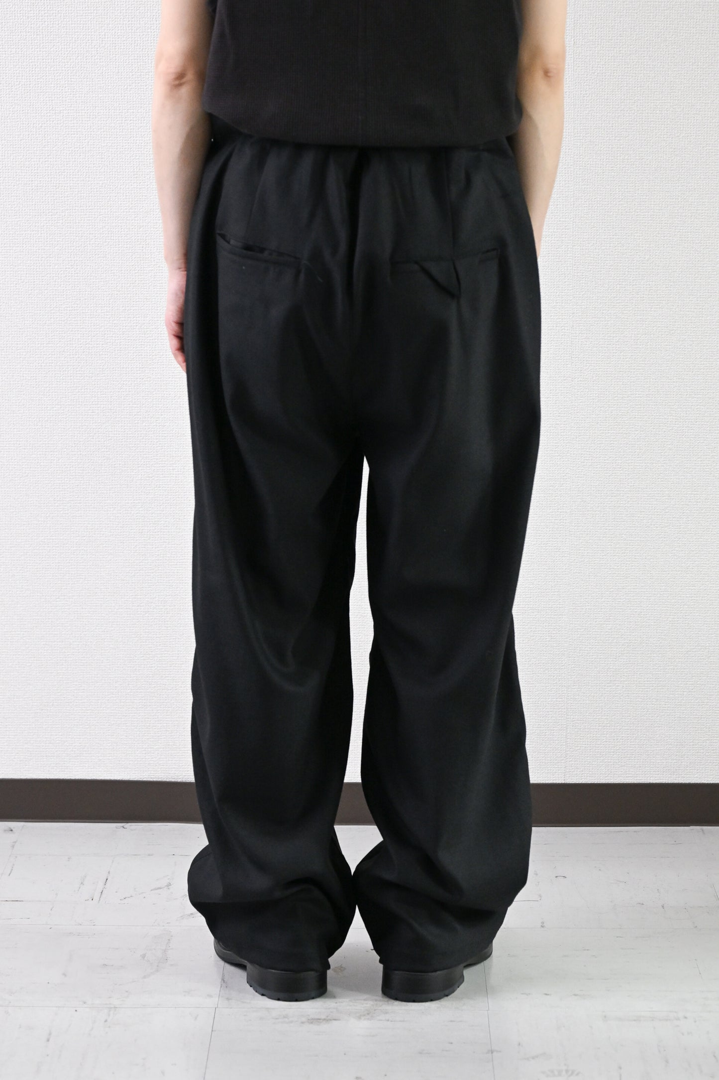 ANCELLM / WOOL SATIN BELT-LESS SLACKS -BLACK
