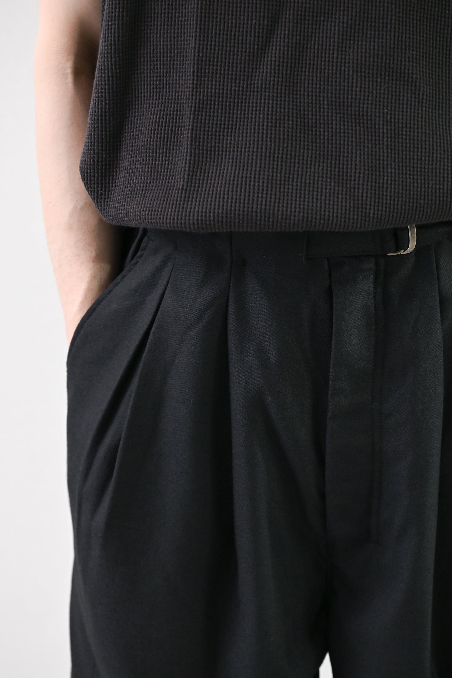 ANCELLM / WOOL SATIN BELT-LESS SLACKS -BLACK