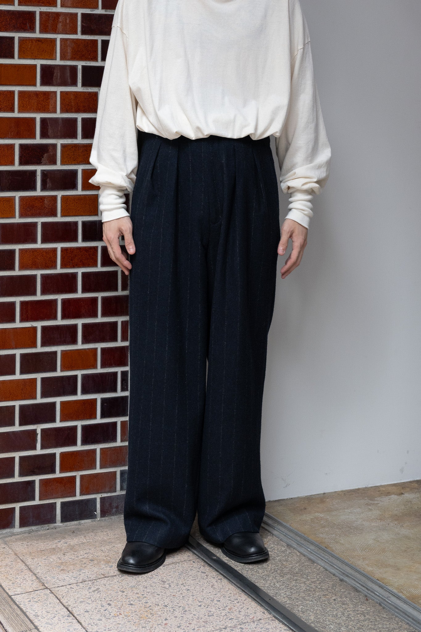 【Ms braque / エムズ ブラック】tucked baggy pants M's braque / TUCKED BAGGY PANTS -NAVY STRIPE – and father