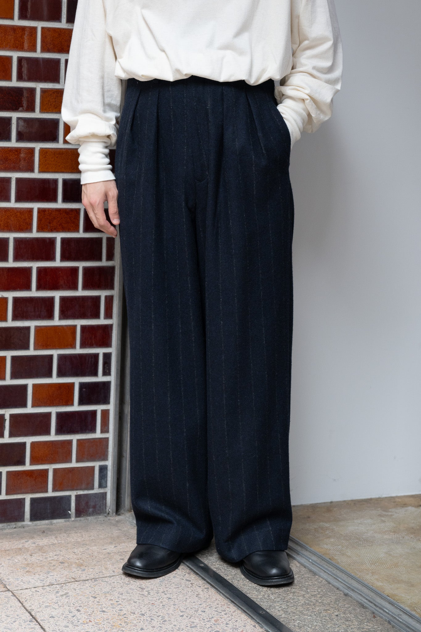 【新品】エムズブラック tucked baggy pants M's braque / TUCKED BAGGY PANTS -NAVY STRIPE – and father