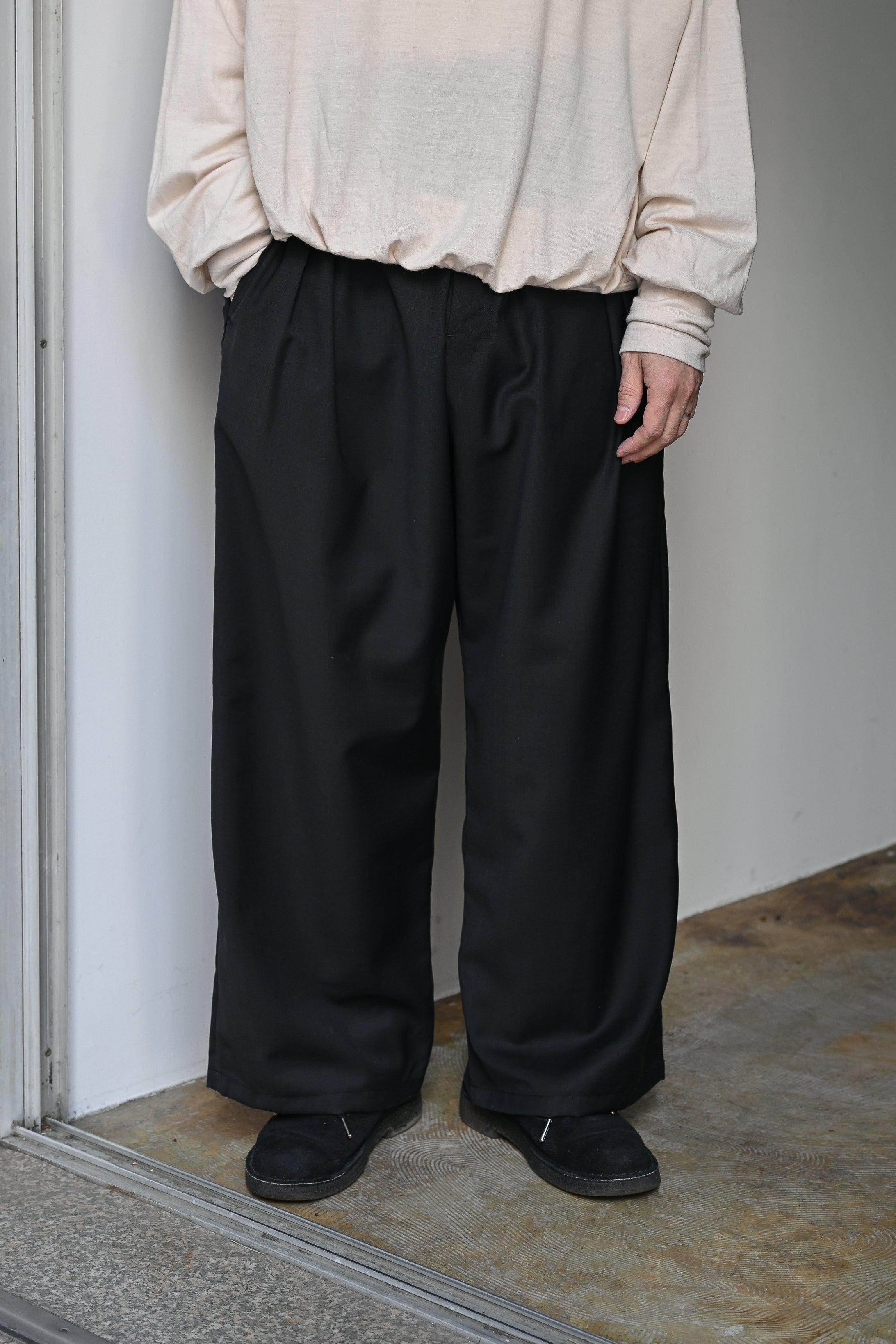 ANCELLM / BELTED WOOL SLACKS -BLACK – and father