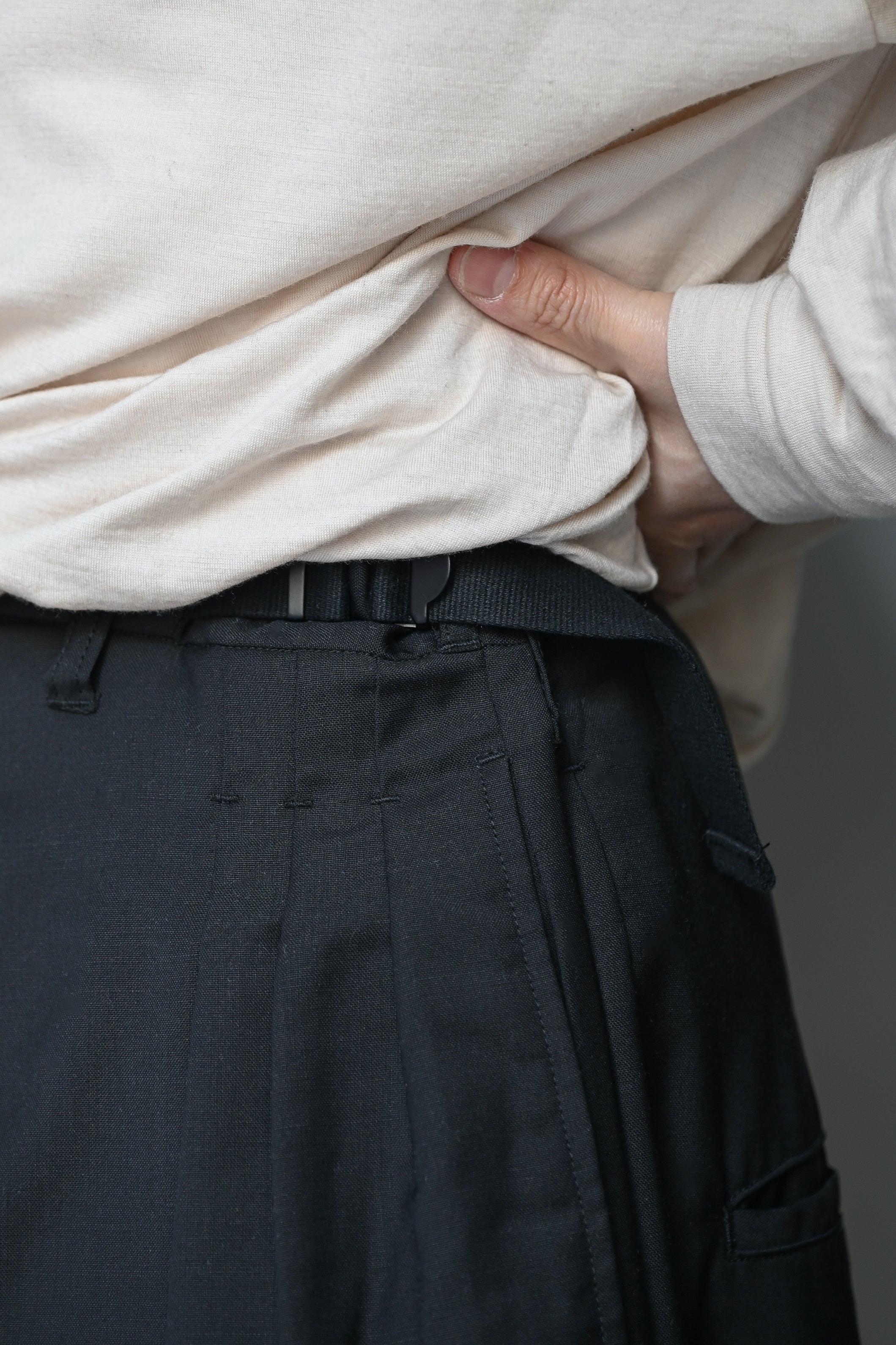 ANCELLM / BELTED WOOL SLACKS -BLACK – and father