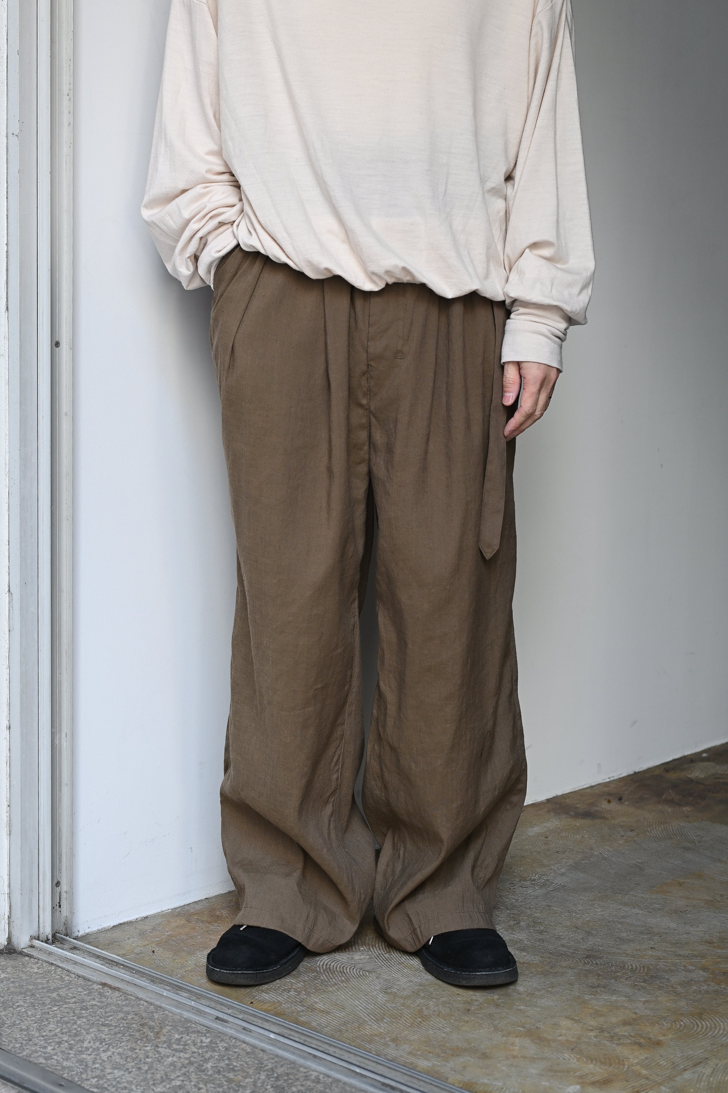 ANCELLM / LINEN POPLIN BELT-LESS SLACKS -BROWN – and father