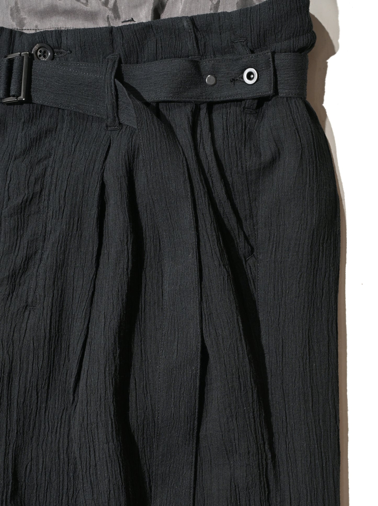 ANCELLM / BELTED CREPE TUCK SLACKS -BLACK