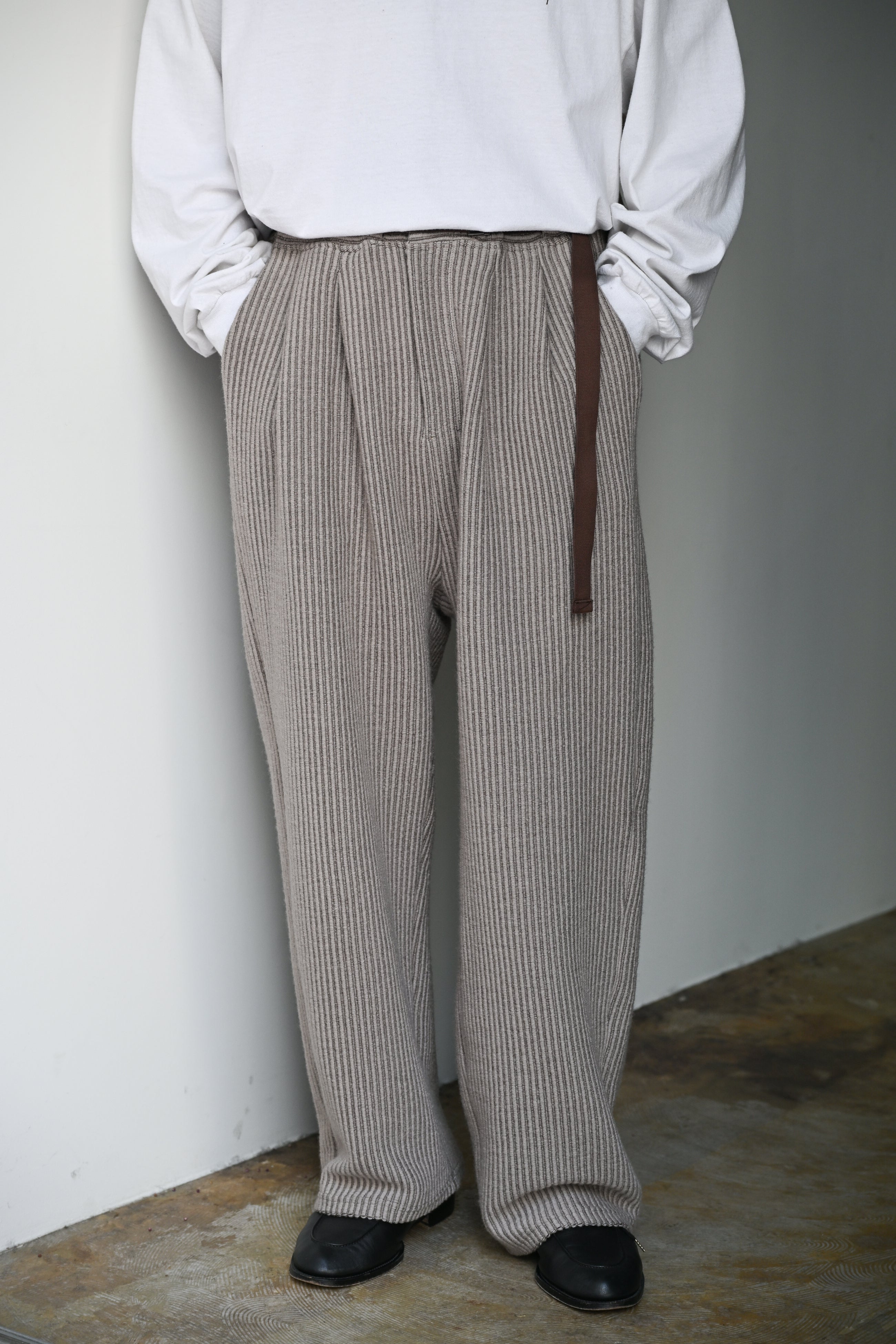ANCELLM / WOOLCORD BELTLESS SLACKS -SAND – and father