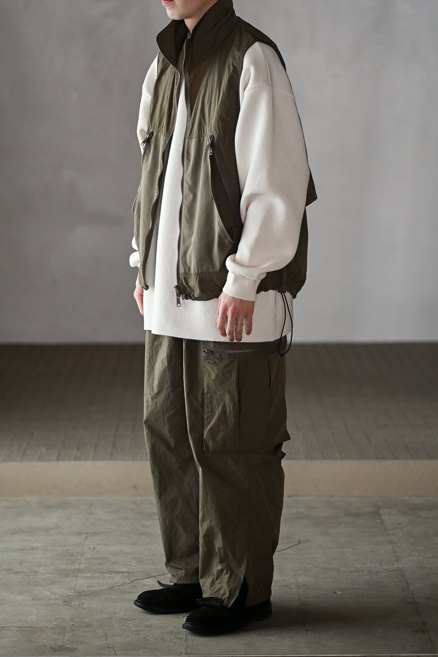 barbell object / un vest -KHAKI