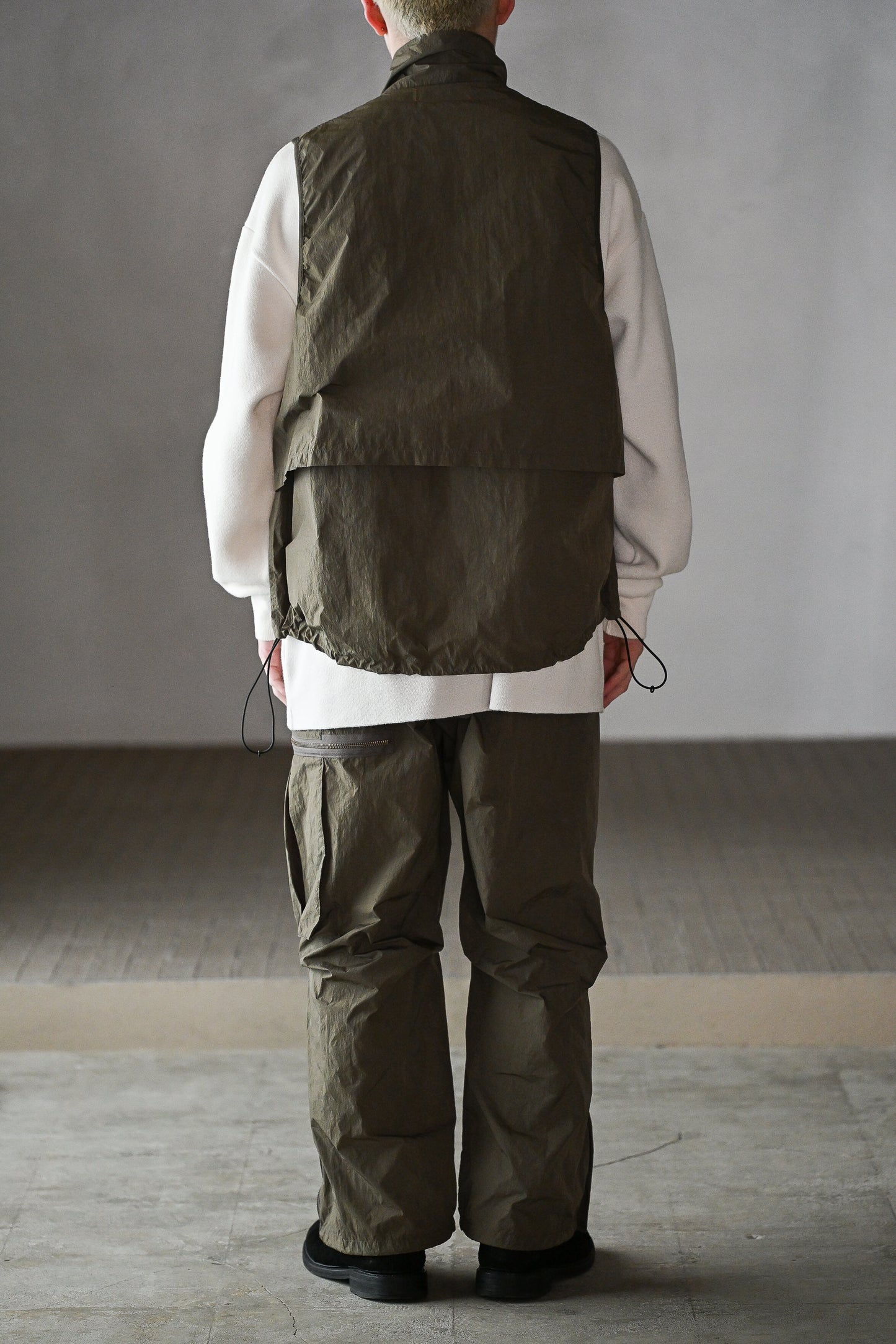 barbell object / un vest -KHAKI