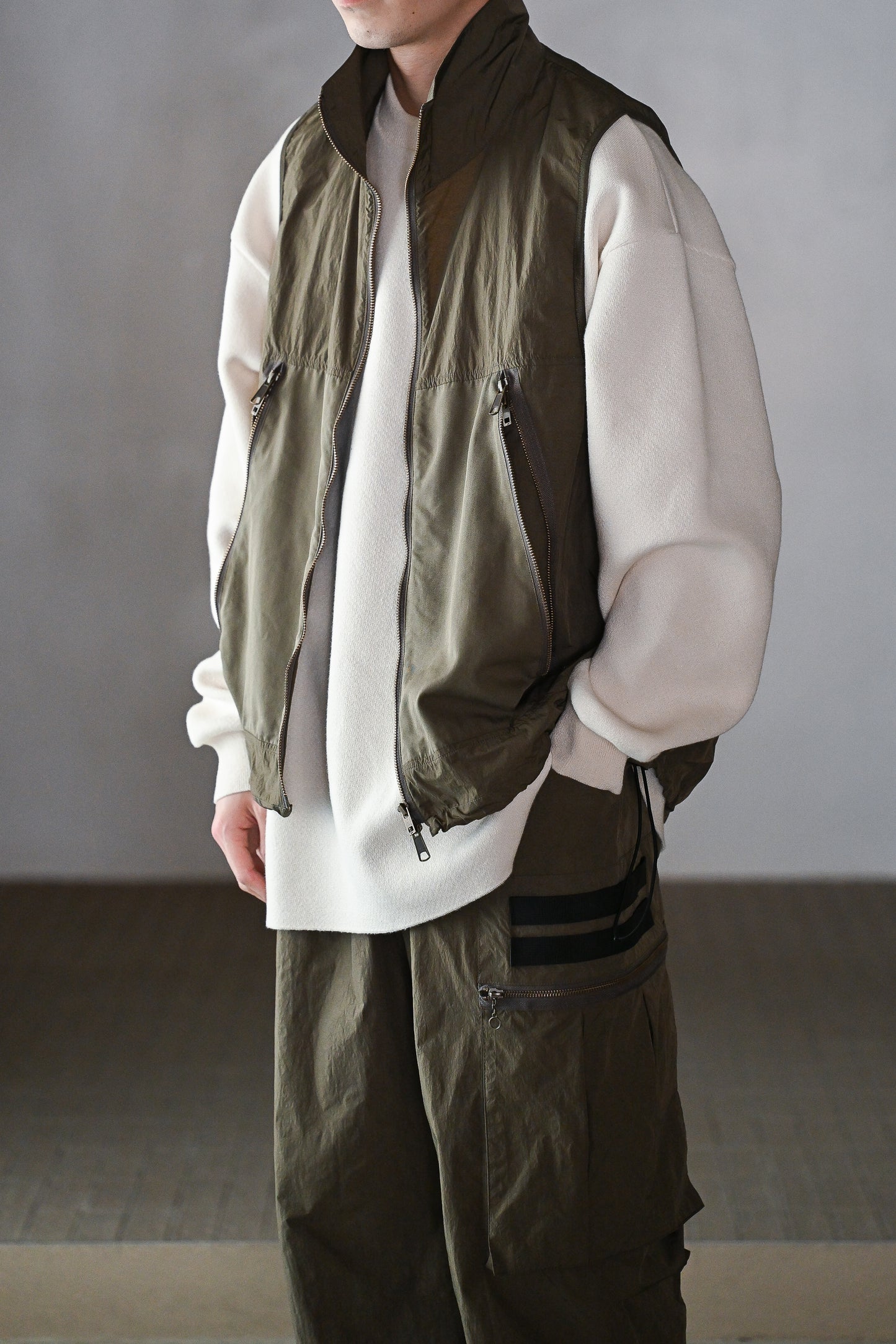 barbell object / un vest -KHAKI