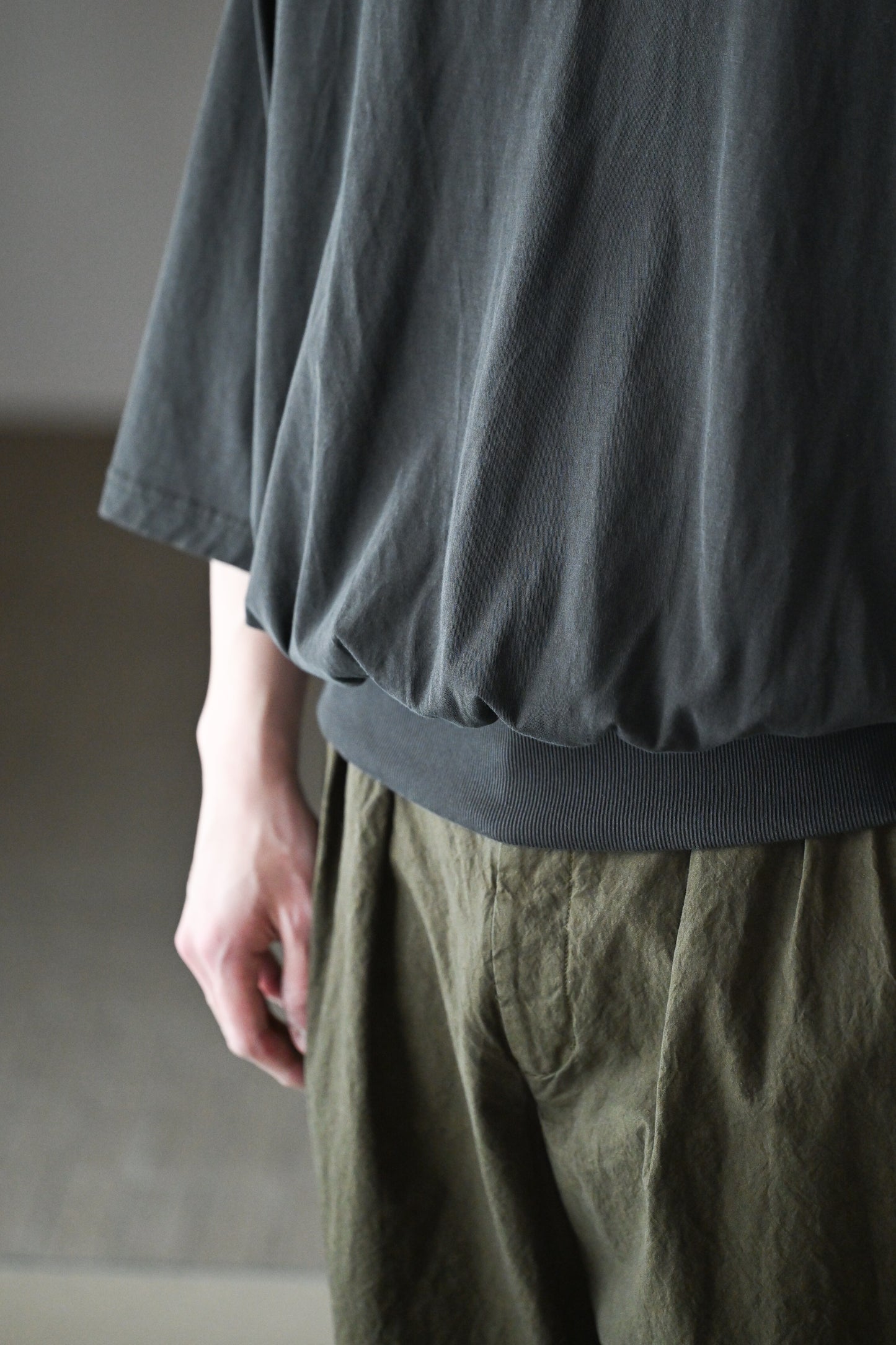 barbell object / hh top -CHACOAL