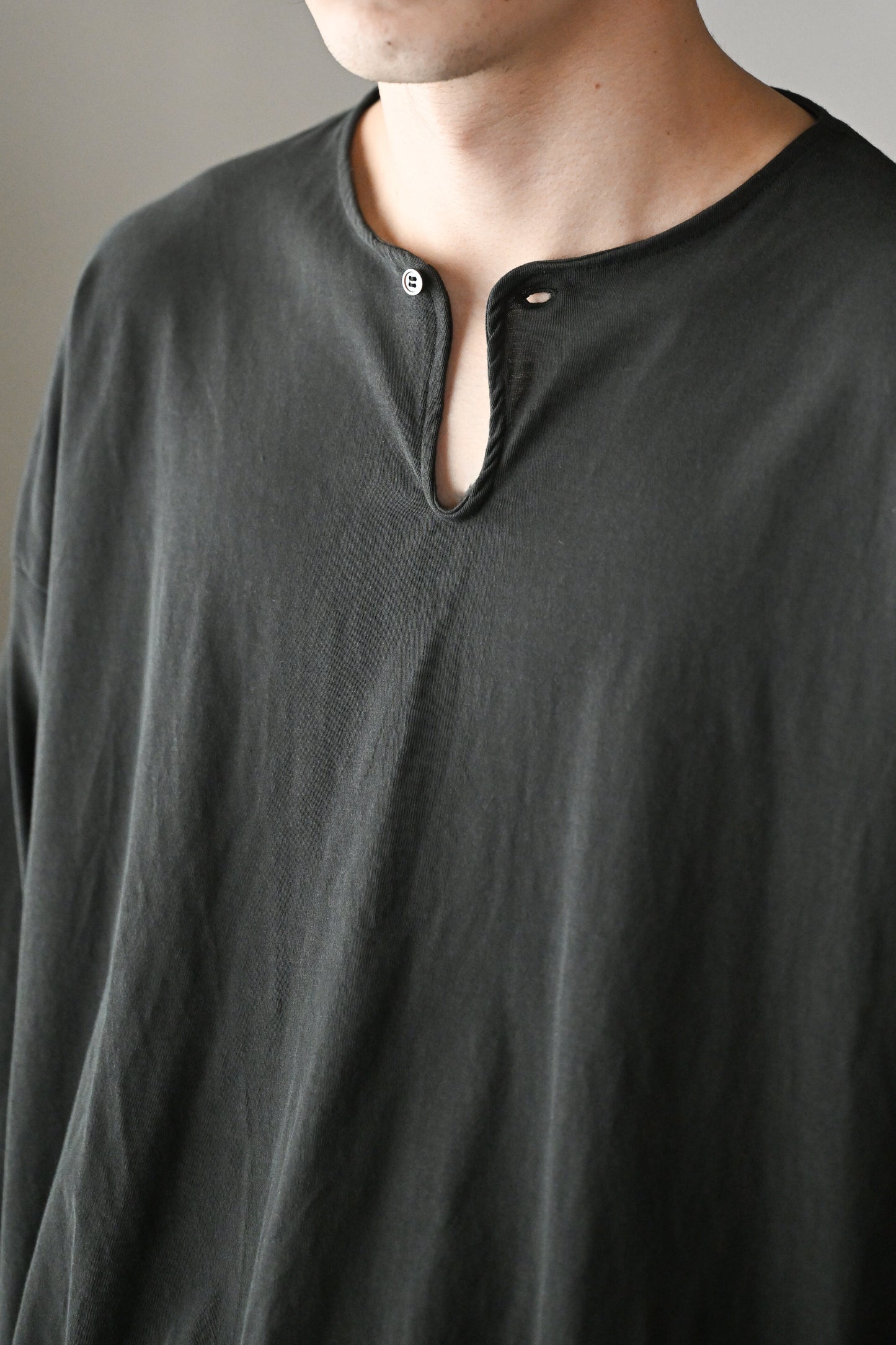 barbell object / hh top -CHACOAL