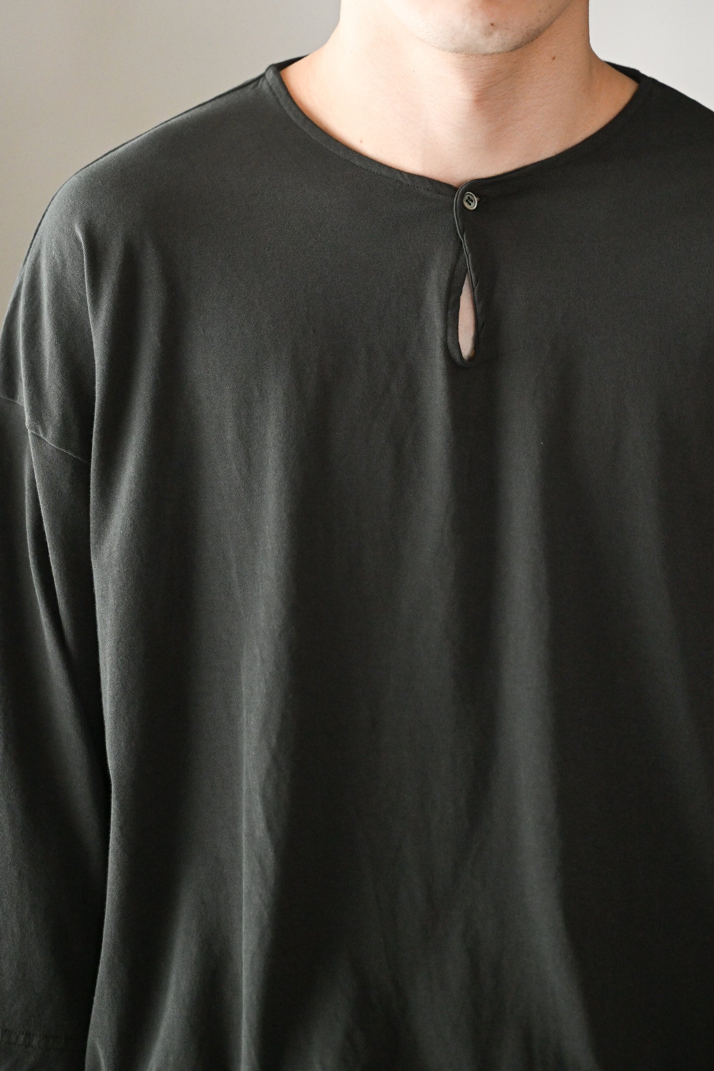 barbell object / hh top -CHACOAL